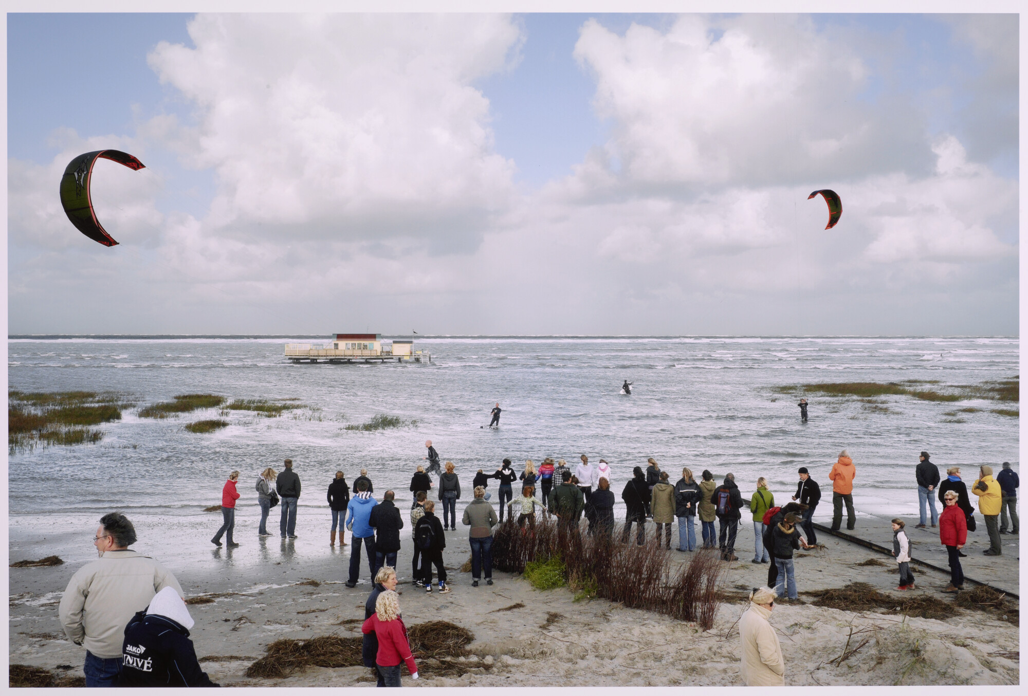 2013.0692; Kleurenfoto van kitesurfers in zee en toeschouwers op het strand van Schiermonnikoog, 2009; foto