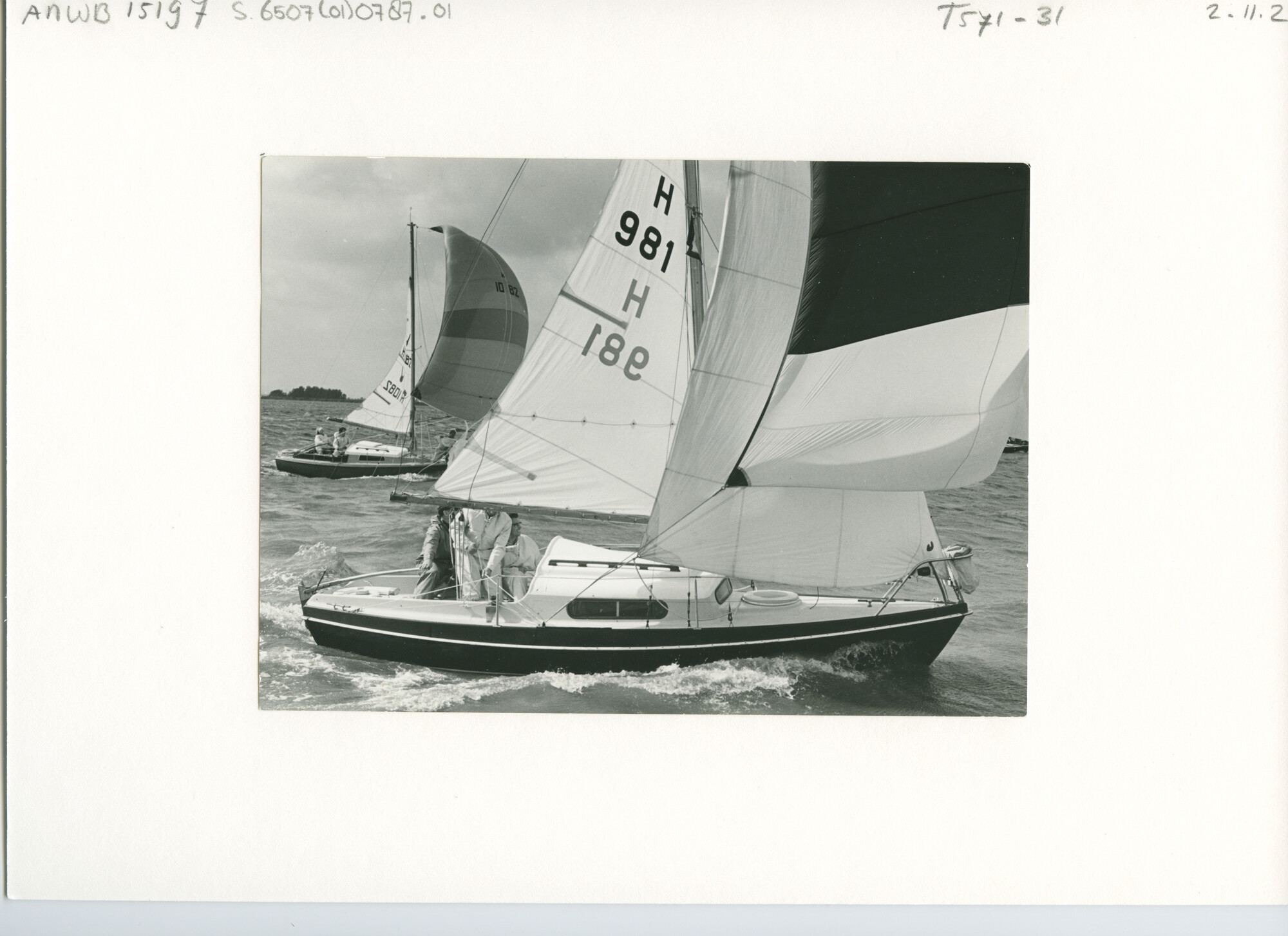 S.6507(01)0787.01; Foto van de Trintel-wedstrijd 1966 voor RORC-gemeten jachten op het IJsselmeer bij flinke bries [...]; foto