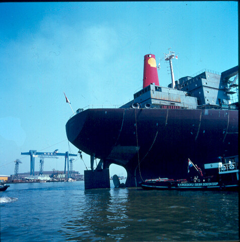 S.9100(3360); Dia van de tewaterlating van het achterschip (1e helft) van de Shell-tanker Melania; diapositief