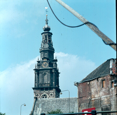 S.9100(5085); Stadsgezicht te Amsterdam, dia van de Zuiderkerktoren; diapositief