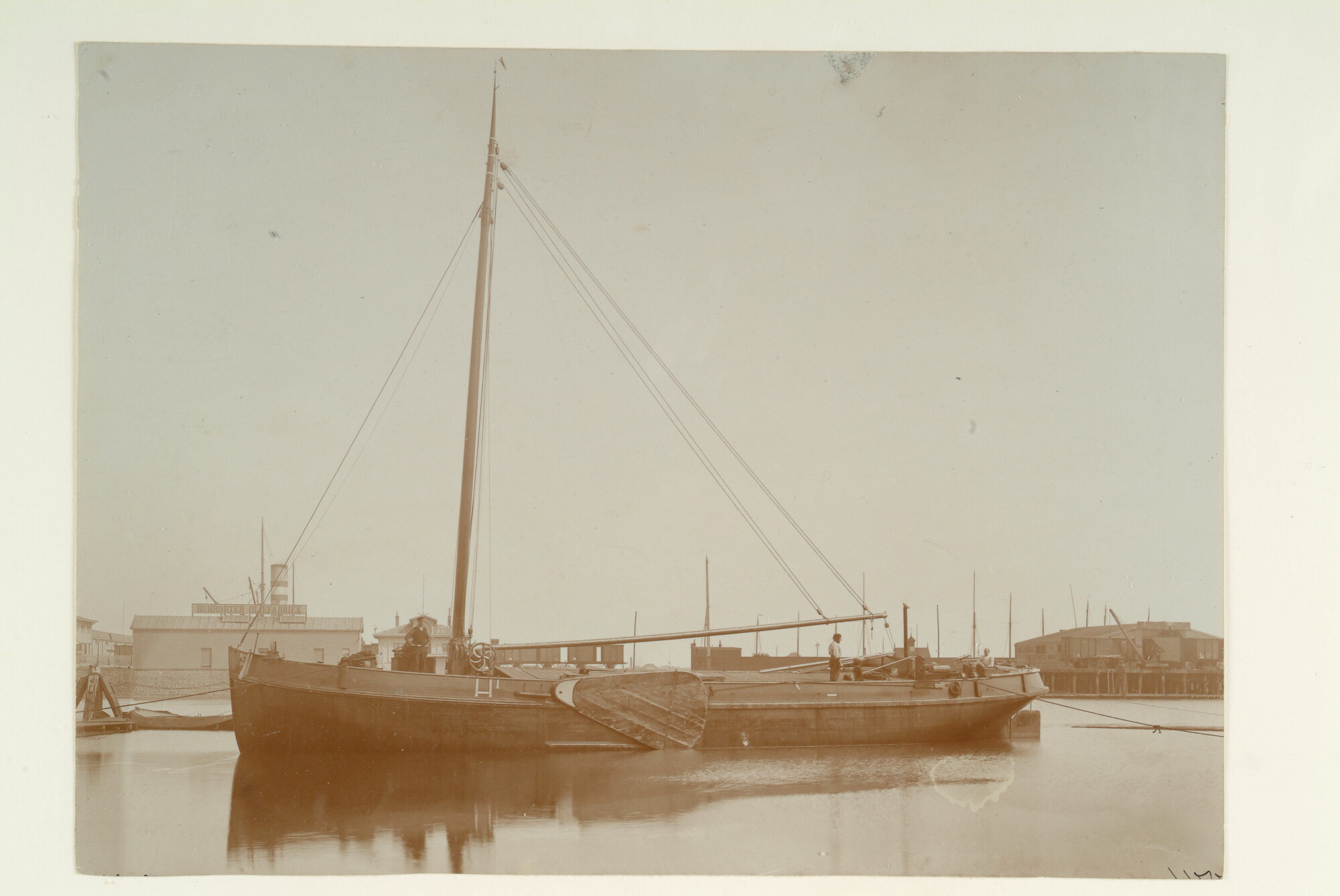 S.1156(06)207; Het binnenvaartschip 'Geertruida', zijaanzicht; foto
