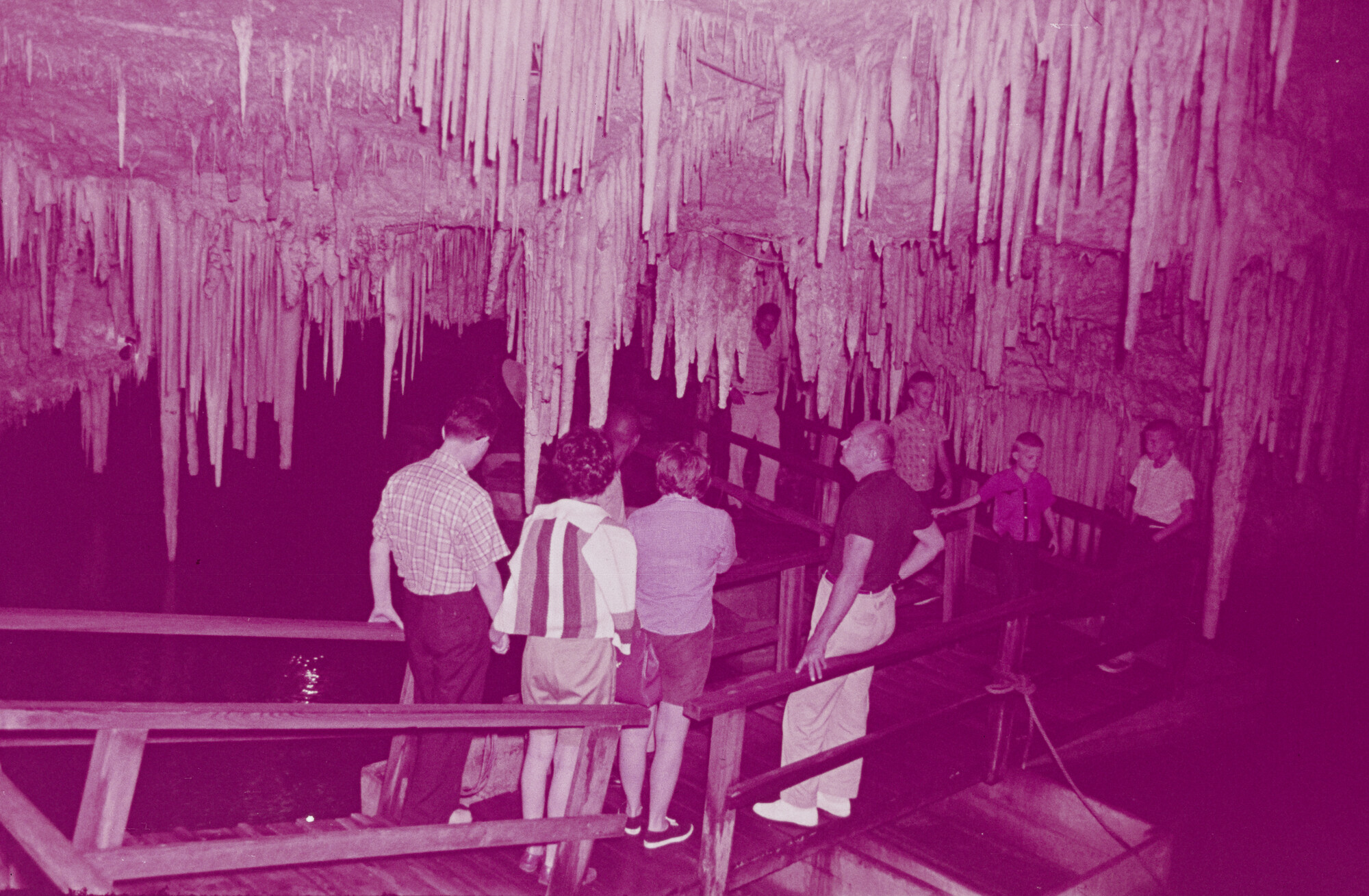 2015.0794; Dia van bezoekers in de Crystal Caves op Bermuda; diapositief
