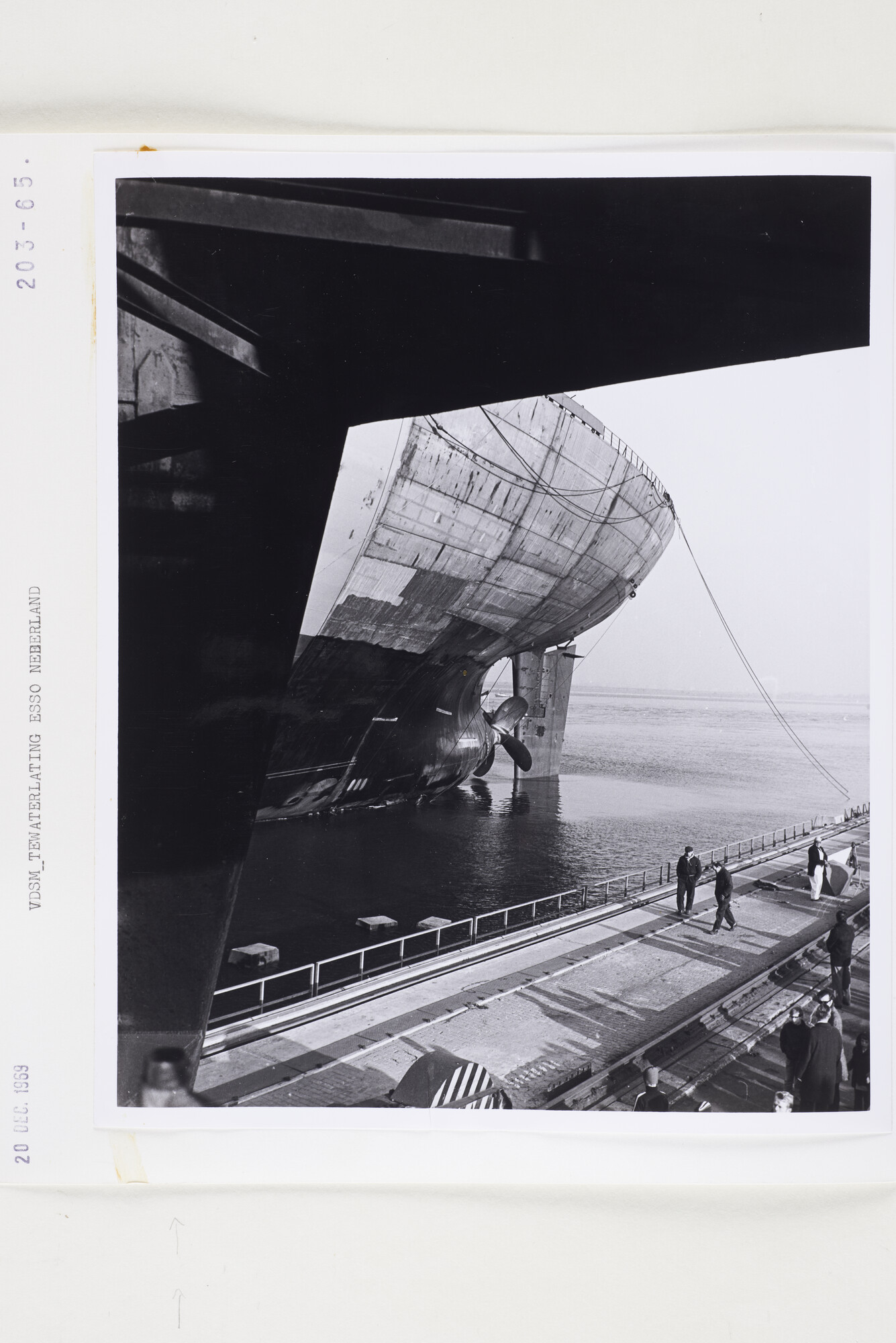 S.5444(5082)03; Foto van de tewaterlating van de mammoettanker Esso Nederland bij de VDSM; foto