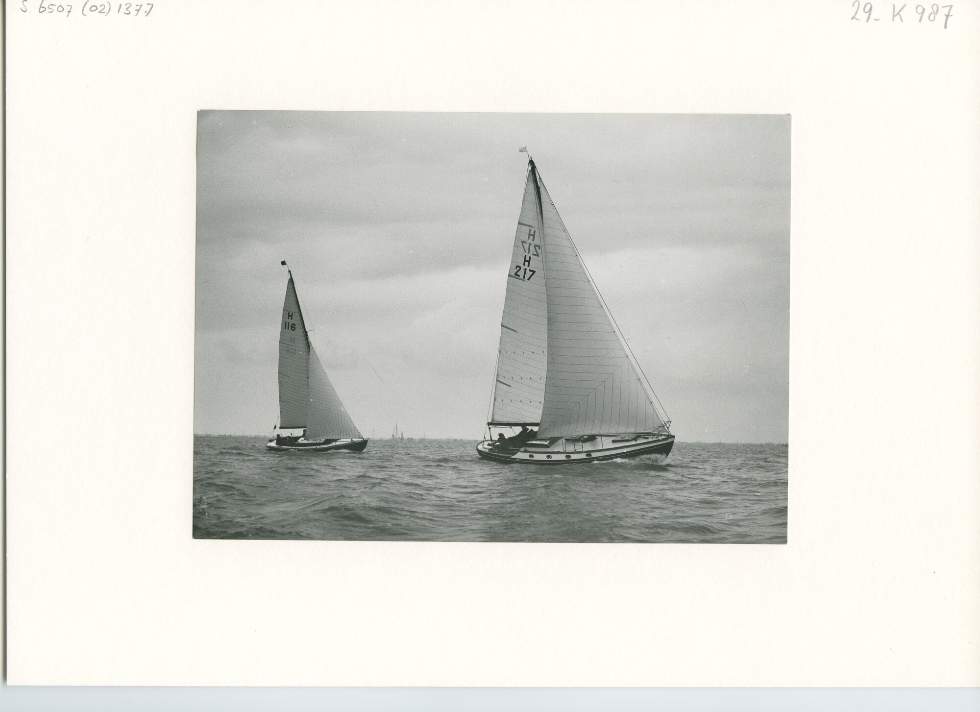 S.6507(02)1377.02; Zwart-wit foto van de nachtwedstrijd voor de RORC-klassen op het IJsselmeer in 1957; foto