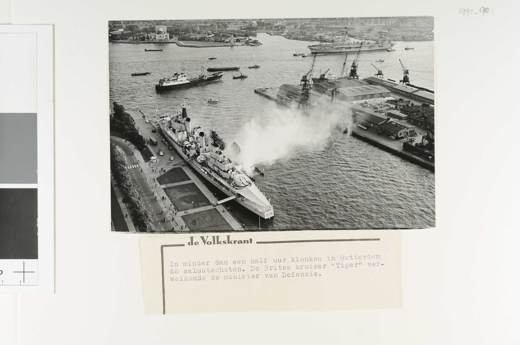 1992.1710; De Britse kruiser HMS 'Tiger' (C 20), met twee Britse onderzeeboten langszij, vuurt saluutschoten af in de Rotterdamse haven; foto