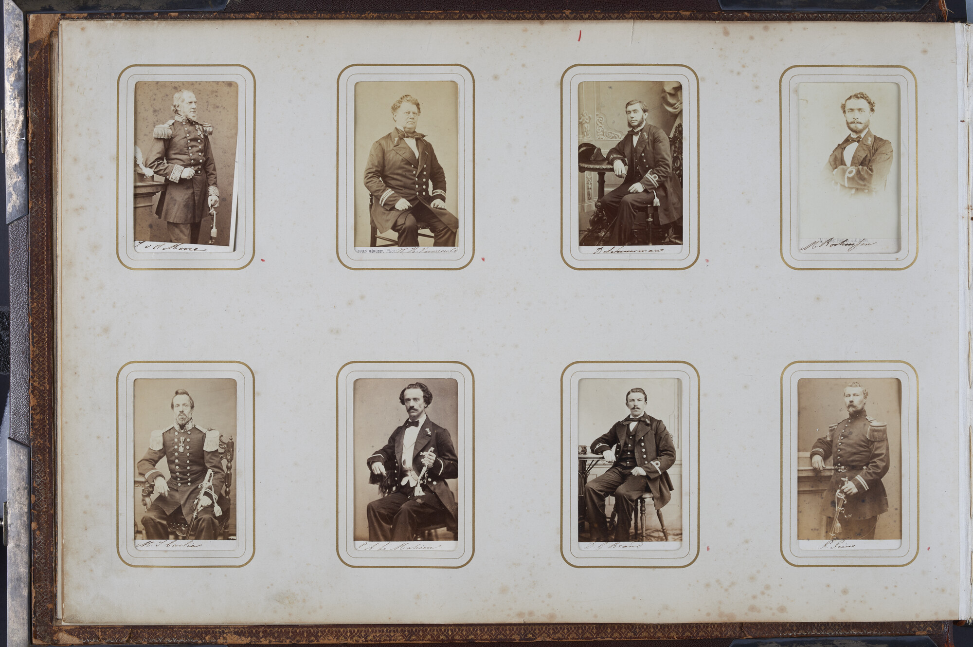 S.0576(01); Album met houtsnedes op het voorplat, aangeboden aan vice-admiraal James May; fotoalbum