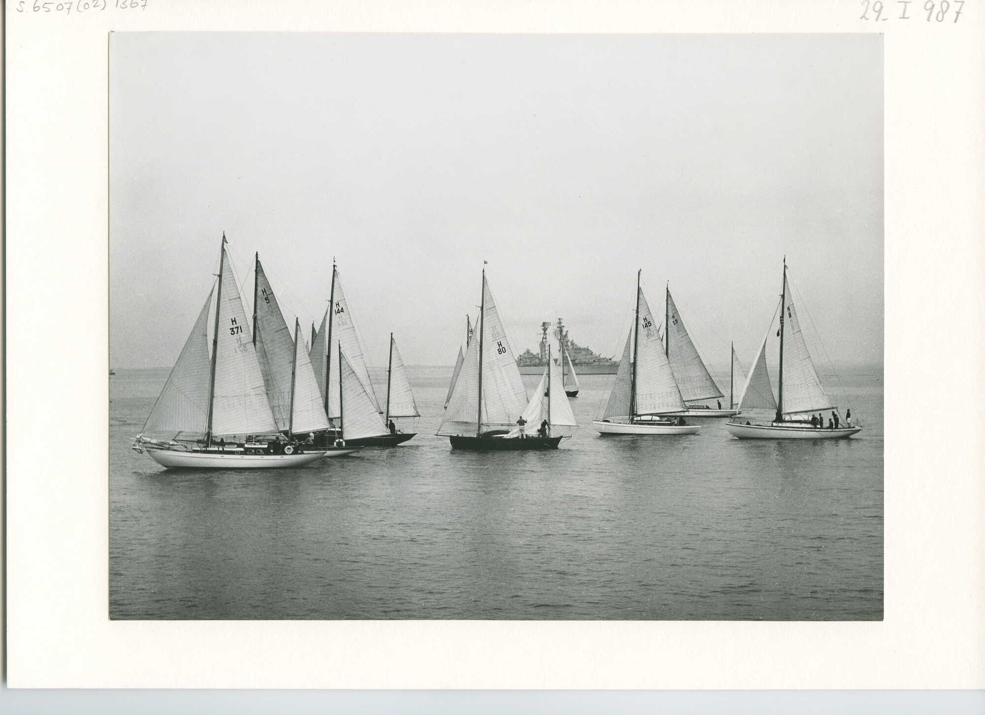 S.6507(02)1367; Zwart-wit foto van de start van de Haaksrace 1956 trof weinig wind; foto