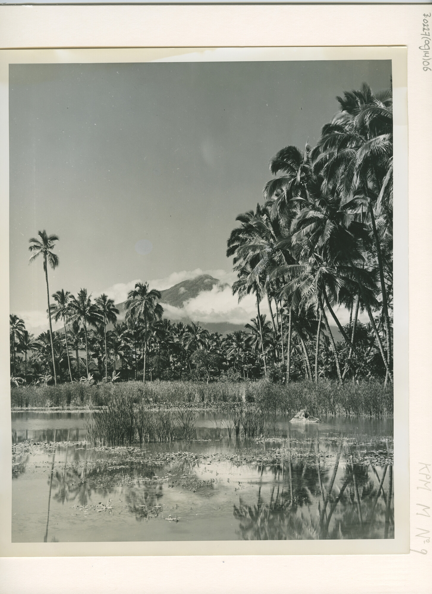 B.0227(0914)06; Landschapsfoto van het vulkanische landschap bij Garoet op West-Java; foto