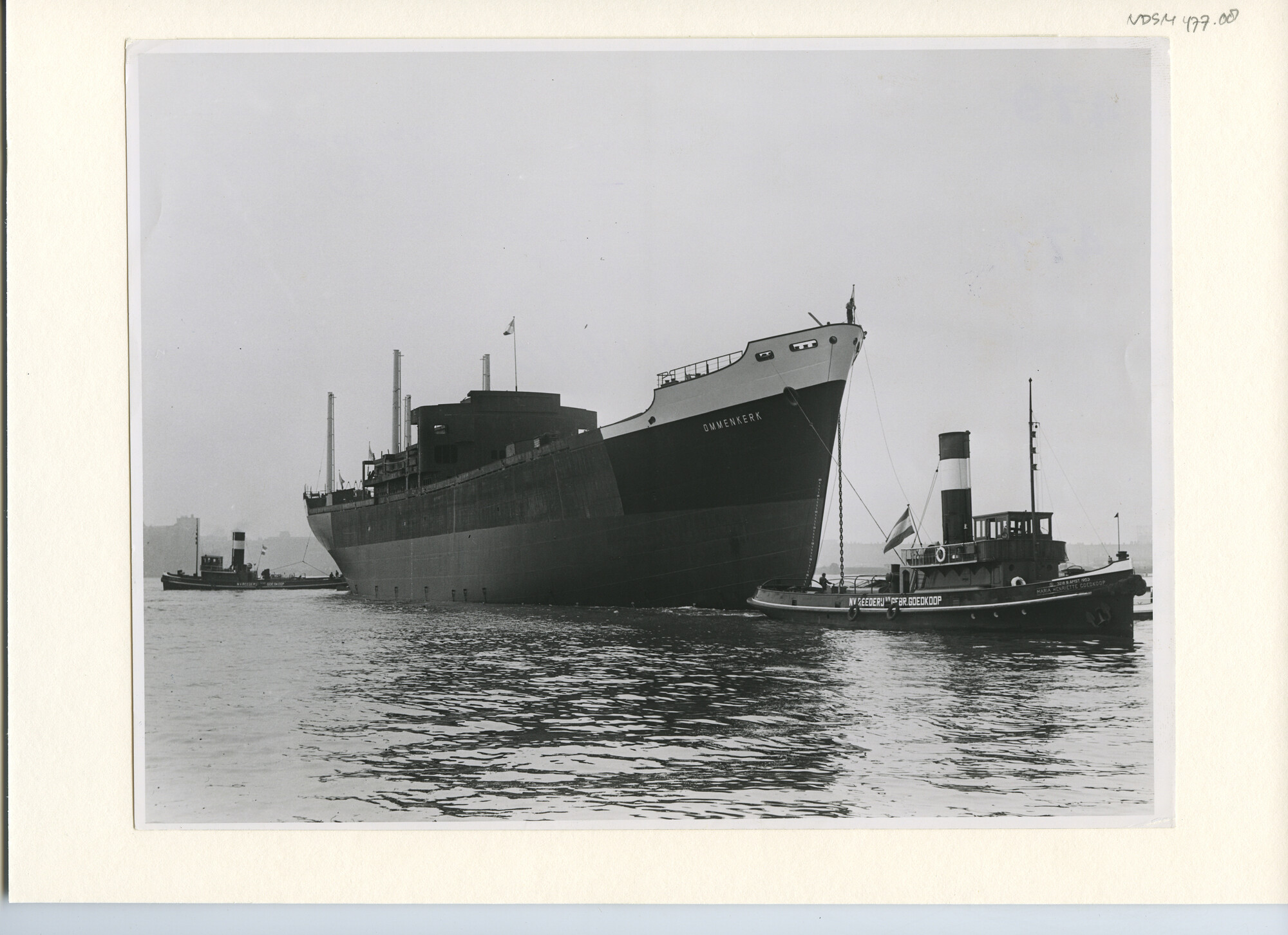 S.5444(2742)5; Foto van de tewaterlating van het vrachtschip ms. Ommenkerk; foto