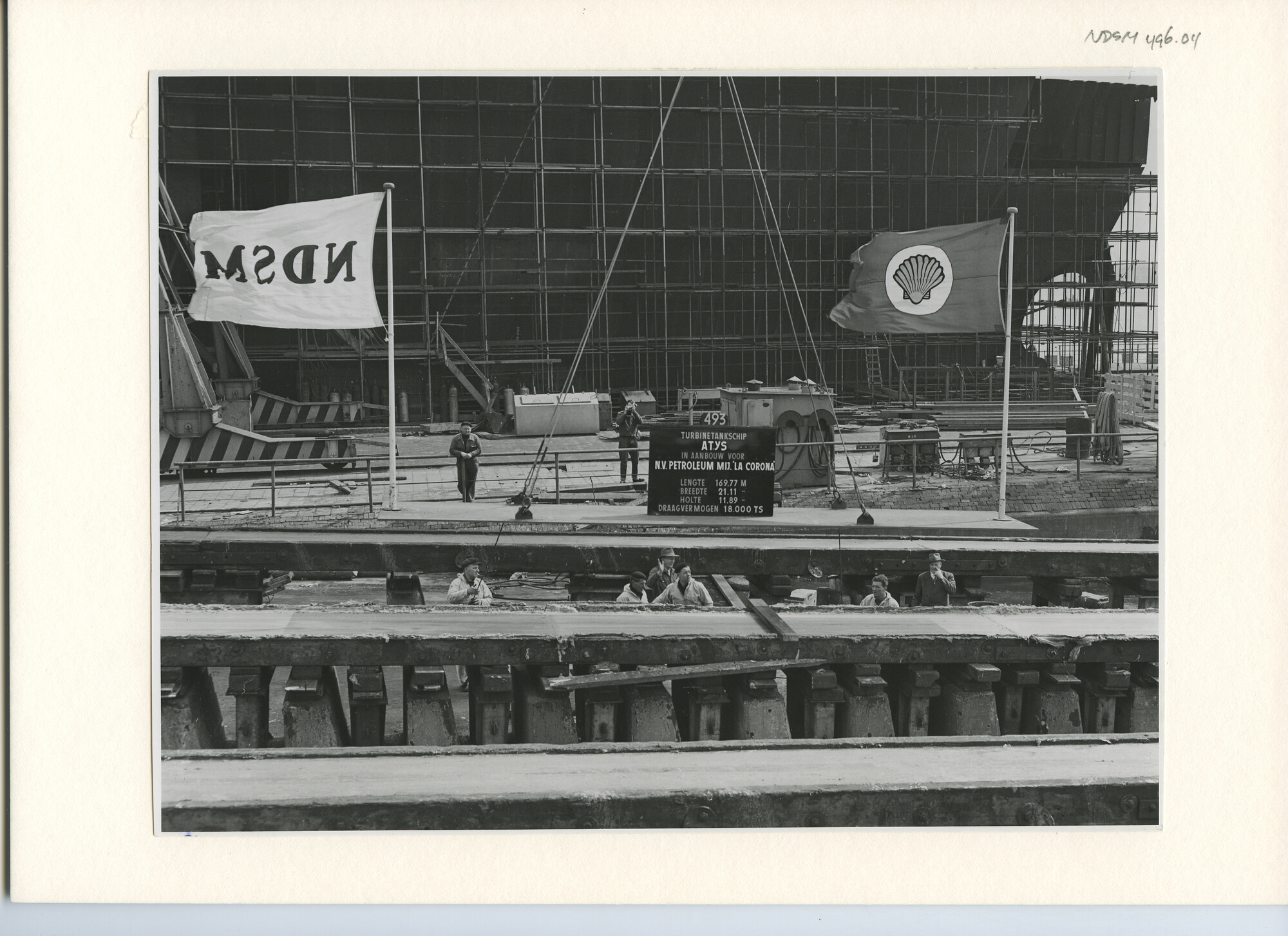 S.5444(2877)2; Foto van de kiellegging van de tanker ss. Atys; foto