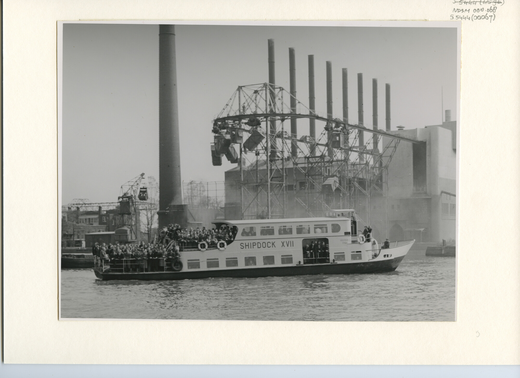 S.5444(00067); 'Shipdock XVII', personeelsboot van de NDSM, Amsterdam; foto