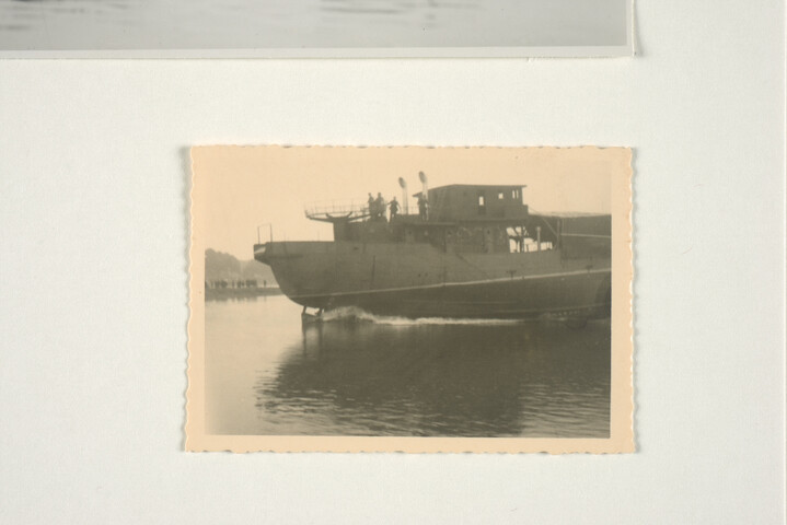 S.5219(12)0587; Fotos van de tewaterlating van een motorlogger / Vorpostenboot [...]; fotoreportage