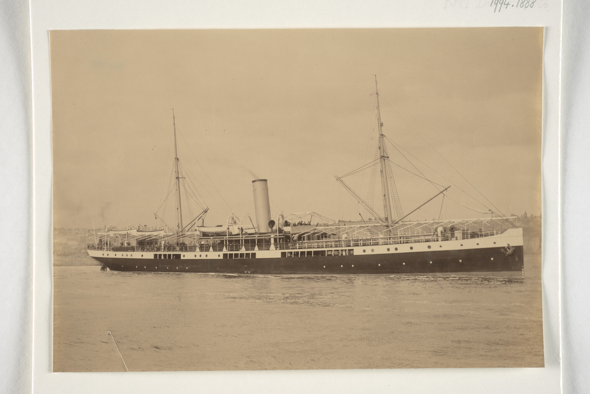 1994.1888; Het ss. 'Van Swoll' verlaat (vermoedelijk) Newcastle-on-Tyne; foto