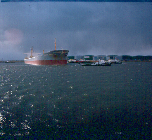 S.9100(8621); Dia van de 'Atlantic Princess' op sleep door sleepboten van Reederij Goedkoop; diapositief