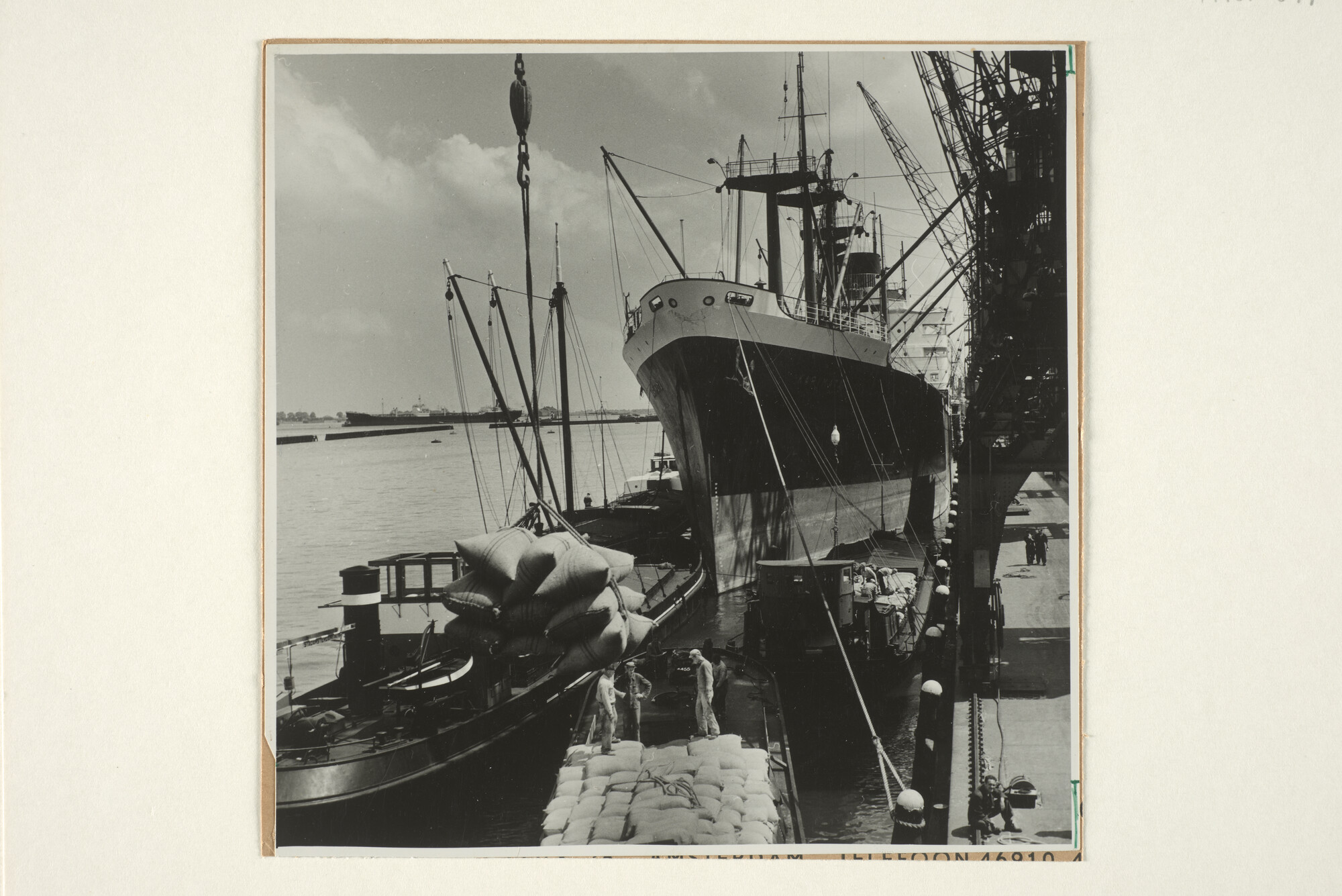 1998.0097; Gezicht op de Sumatrakade in Amsterdam, 1952; foto
