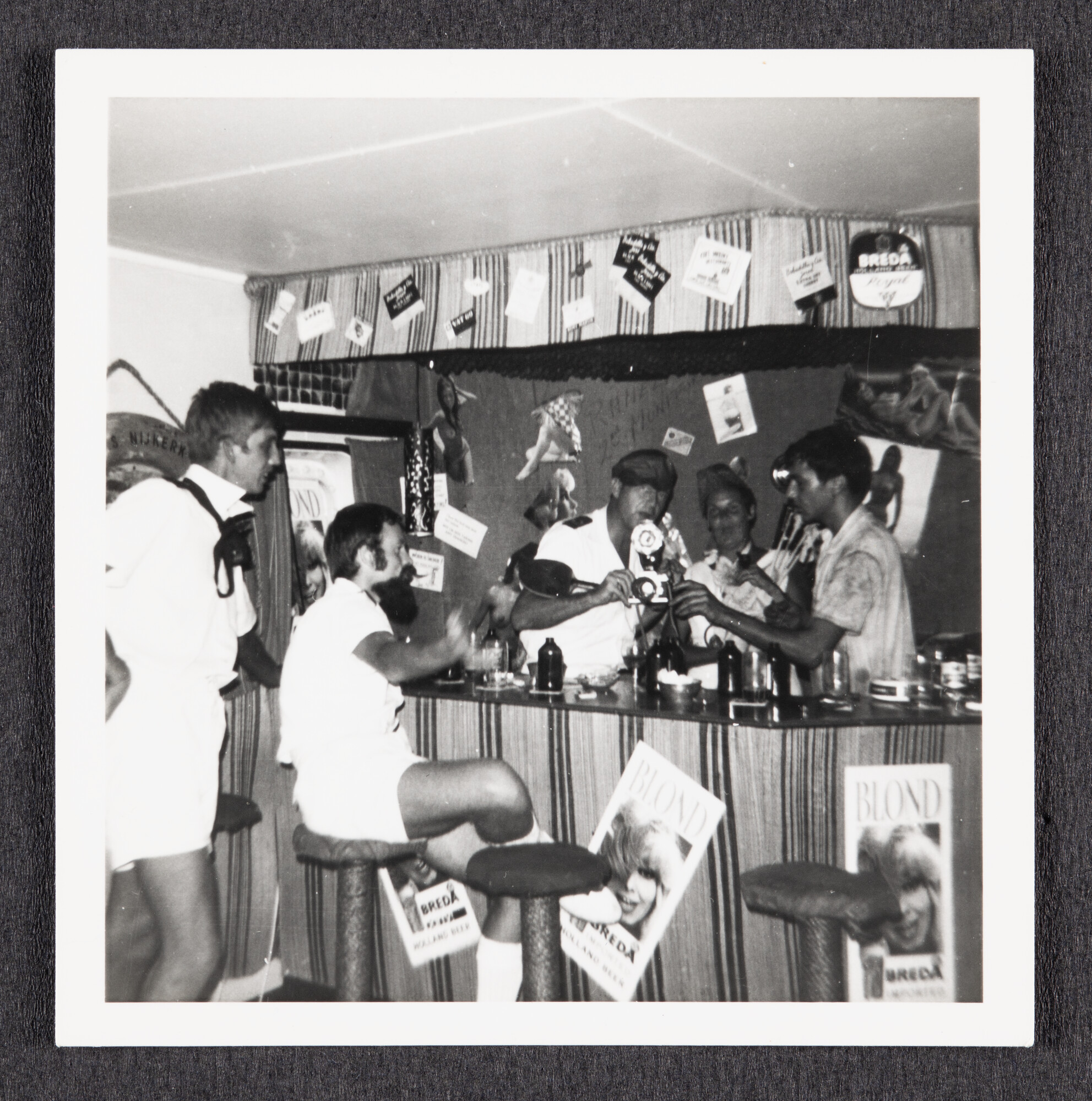 2022.1636; Foto van opvarenden in de bar a/b ms. Nijkerk van de VNS, 1970; foto