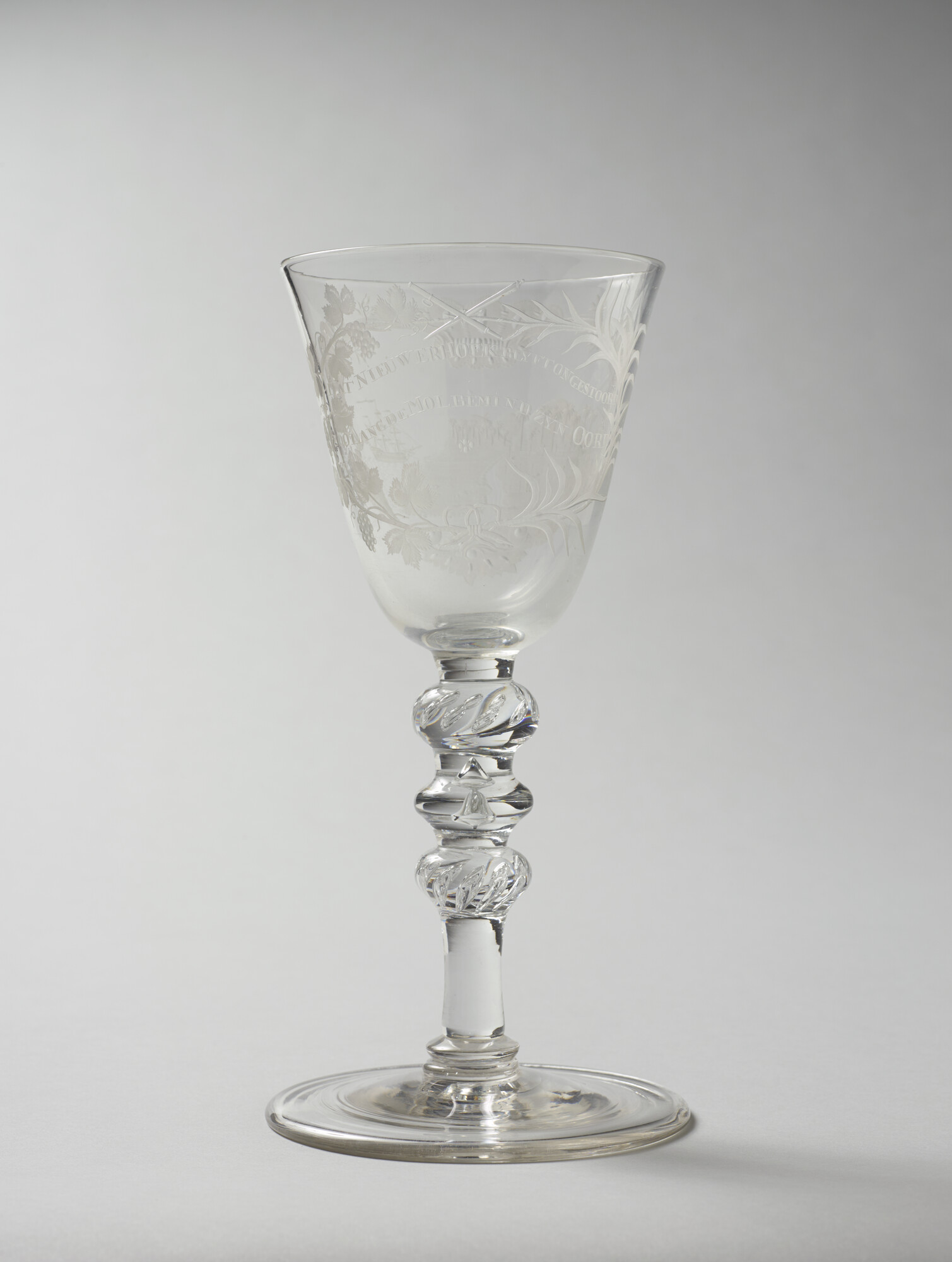 2021.0477; Gelegenheidsglas met een gegraveerde voorstelling van een plantage; gelegenheidsglas