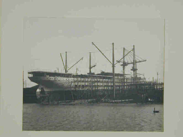 S.4348(01); Herinneringsalbum met bouw- en interieurfoto's aangeboden aan mej. E.D.W. Jonckheer ter gelegenheid van de tewaterlating van het passagiersschip ss. Vondel; fotoalbum
