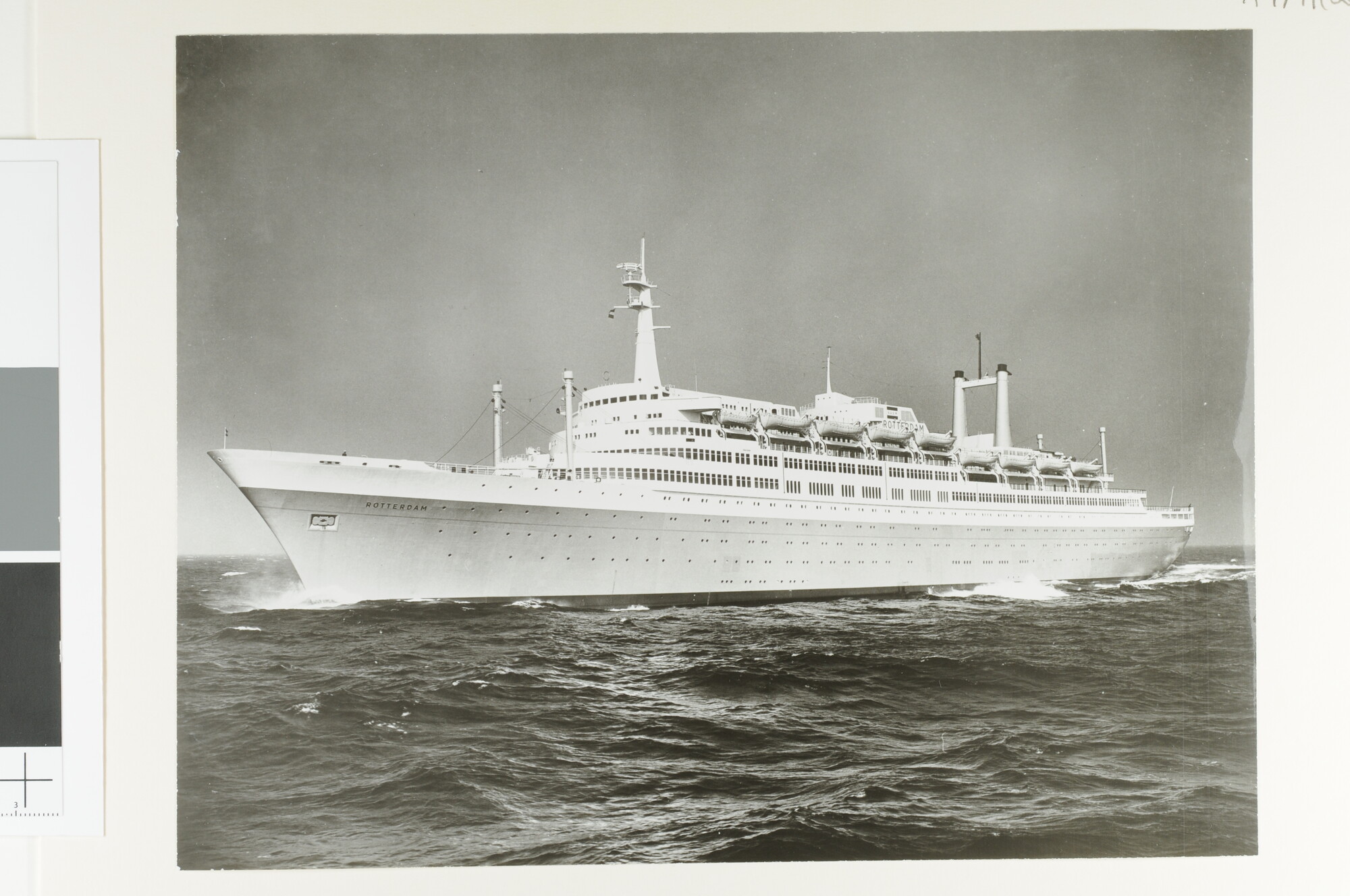 A.4744(38); Het passagiersschip ss. 'Rotterdam' van de Holland-Amerika Lijn op zee; foto