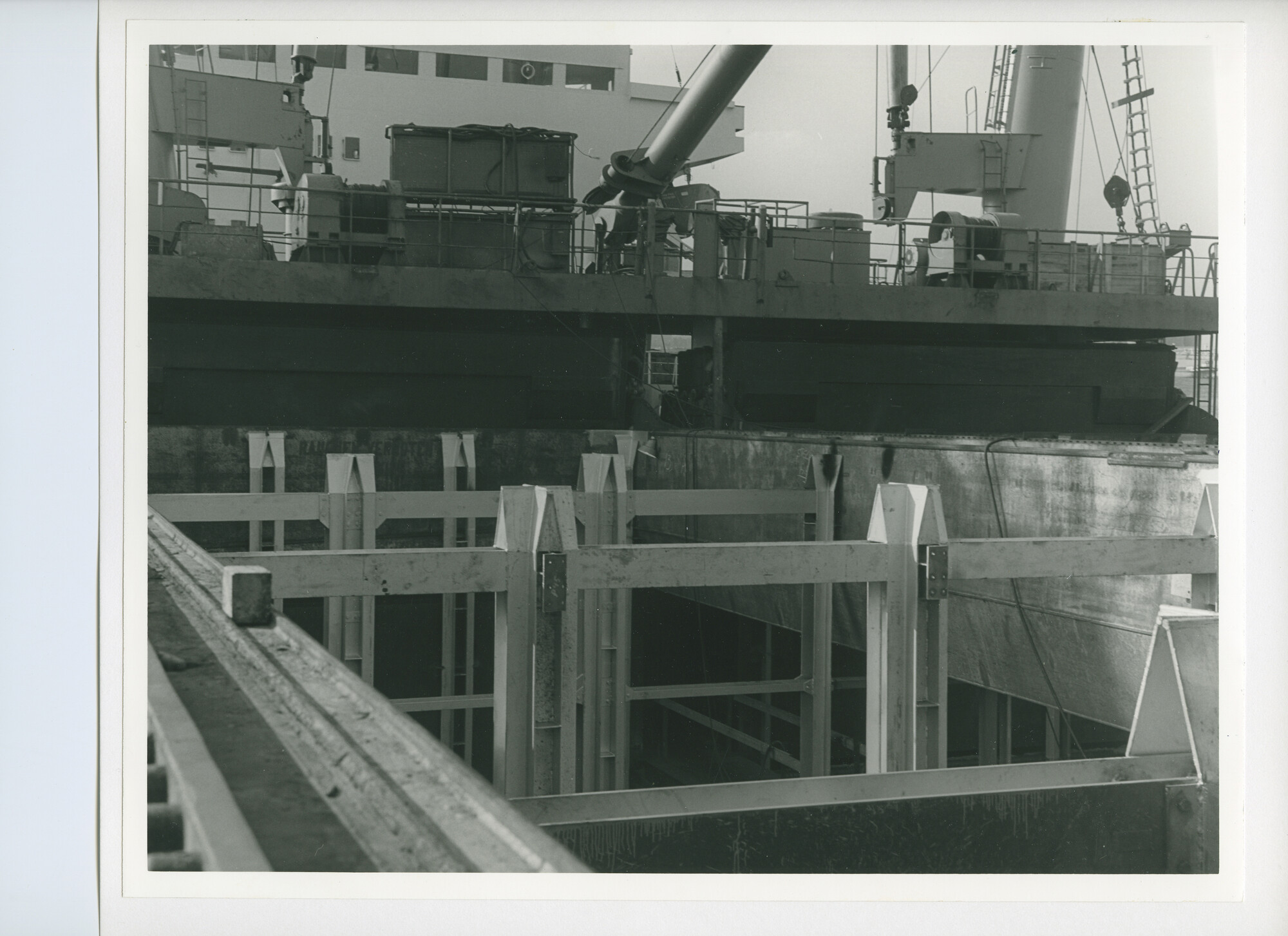 S.5444(5794)07; Foto van het aanbrengen van containergeleidingen in een reparatieschip (verm. De Frank Pais); foto