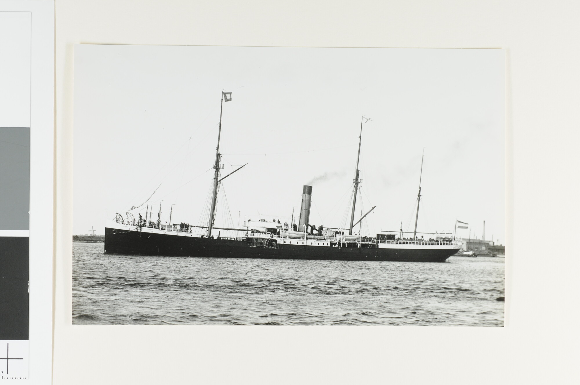 A.4253(19); Het vrachtschip ss. 'Sumatra' bij het vertrek uit de haven van Amsterdam; foto