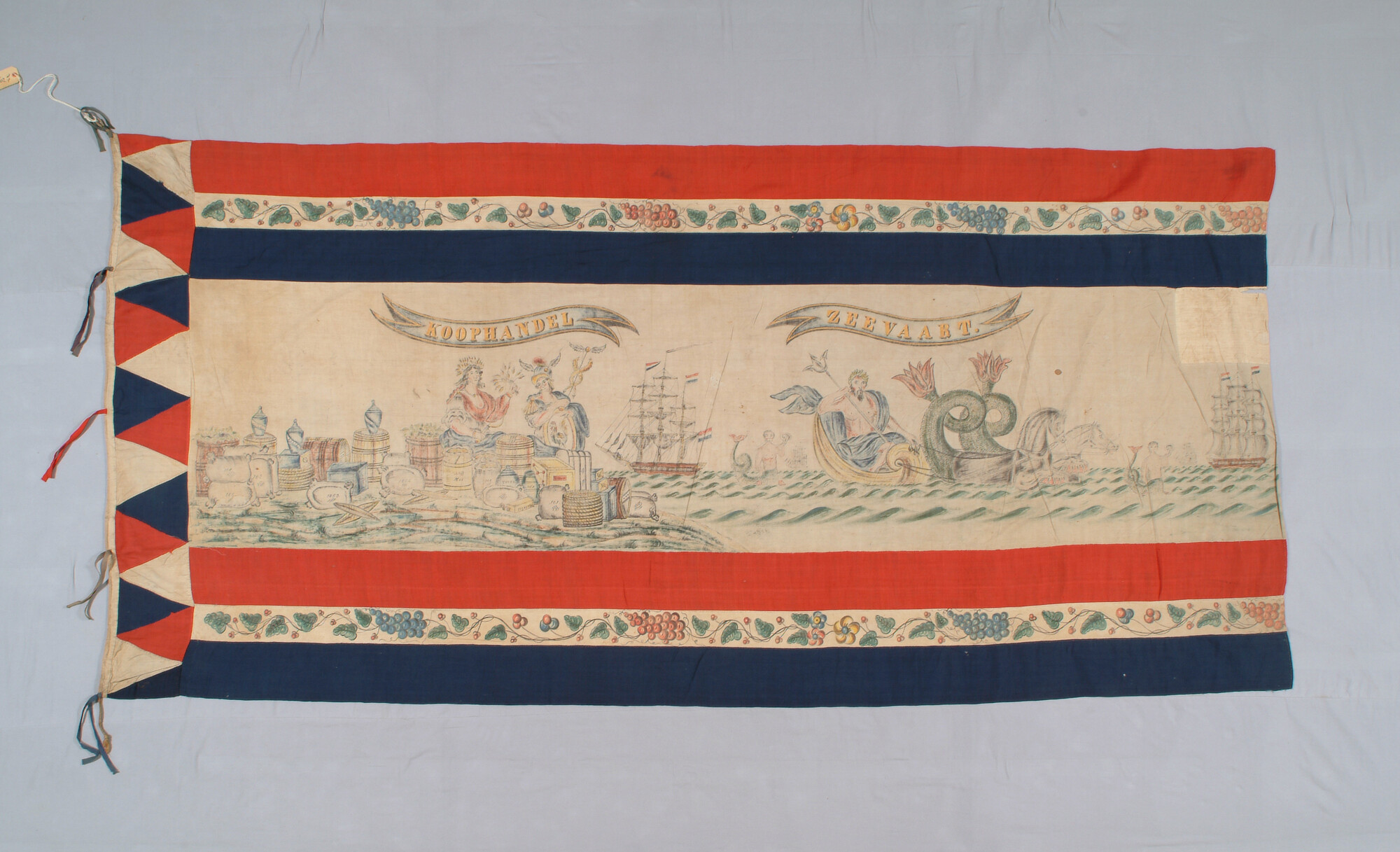S.2926(01); Feestvlag met zinnebeeldige voorstelling van koophandel en zeevaart; vlag