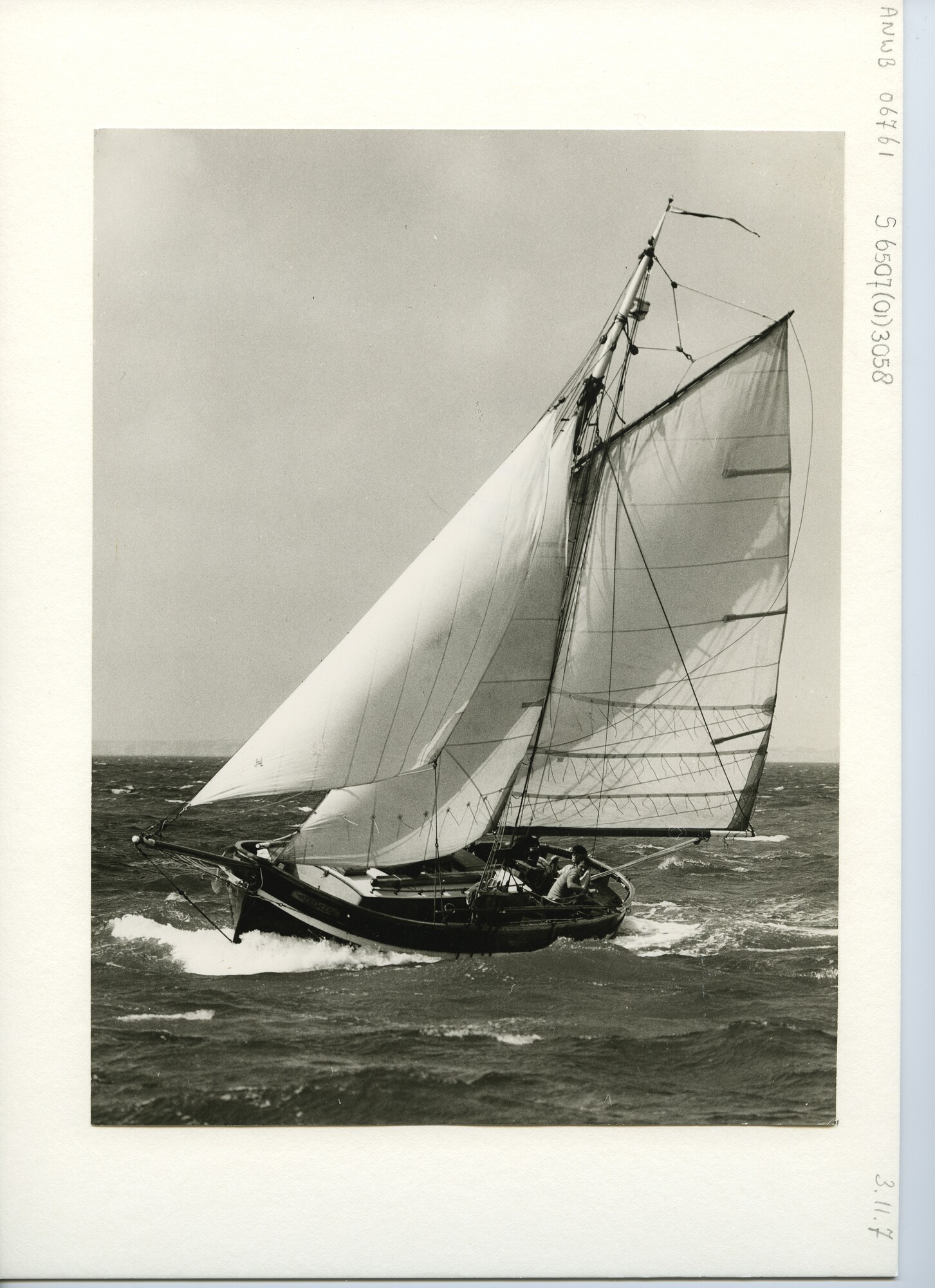 S.6507(01)3058; Zijaanzicht over bakboord van de gaffelgetuigde kotter met kajuit Kereweer zeilend op open zee; foto