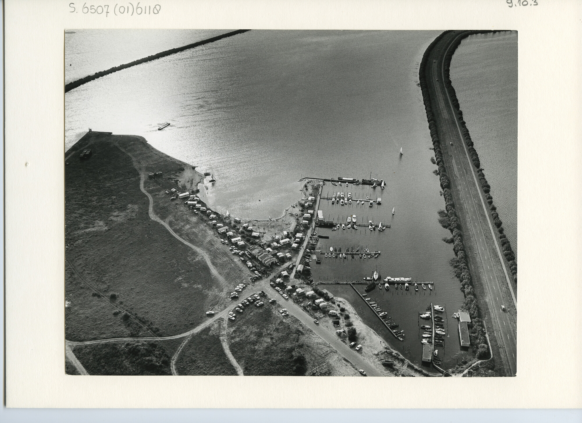 S.6507(01)6118; Luchtfoto van haven Hardewijk; foto