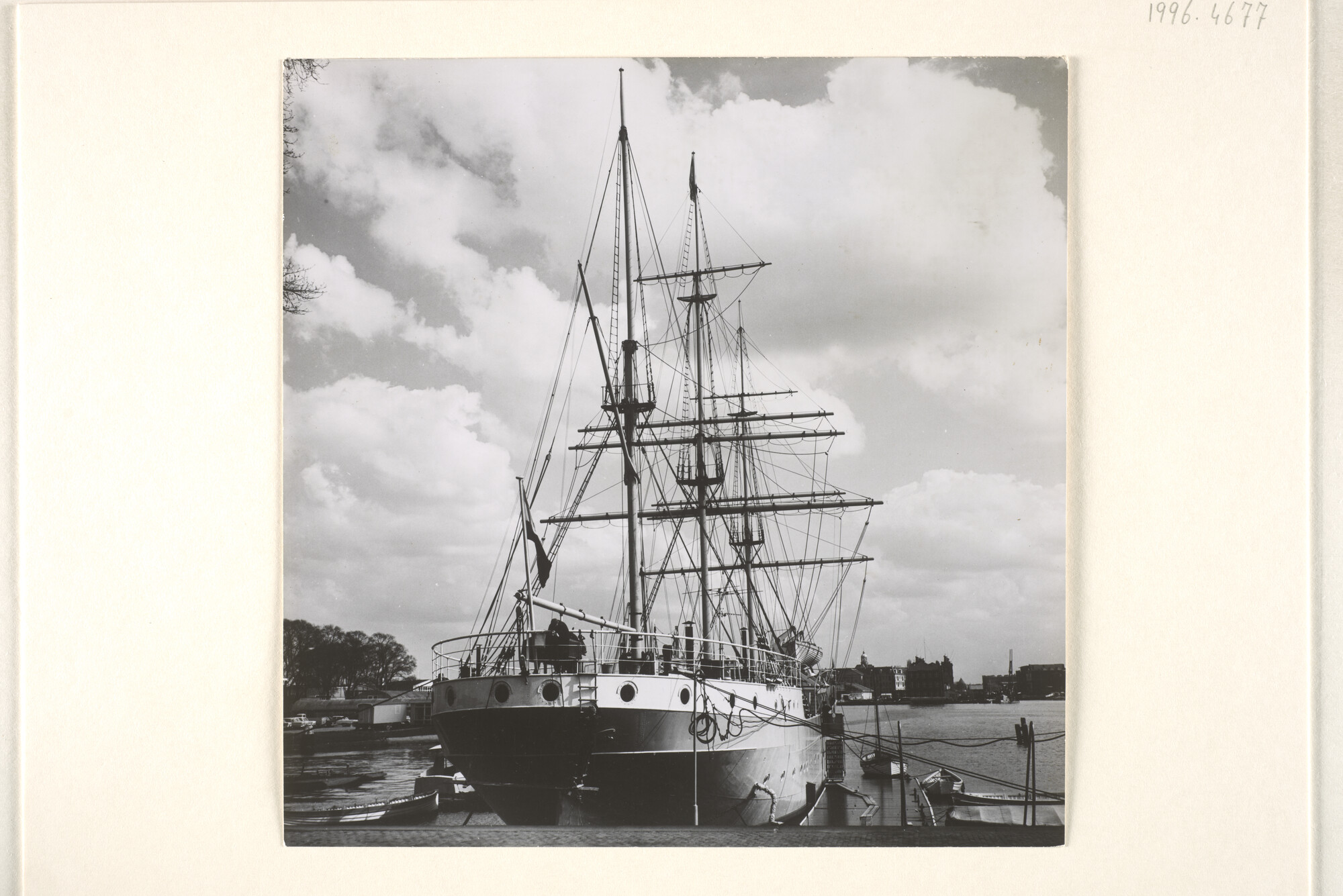 1996.4677; Het opleidingsschip voor de koopvaardij 'Pollux' van de Lagere Zeevaartschool van Amsterdam afgemeerd in het Oosterdok te Amsterdam bij het Scheepvaarthuis; foto