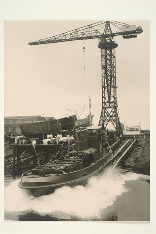 S.5219(12)0218; Doop en tewaterlating van de havensleepboot 'Hermina E. Goedkoop' (21); foto