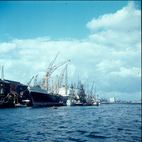 S.9100(1581); Dia van een schip van de Djakarta Lloyd met elevator en binnenschepen [...]; diapositief