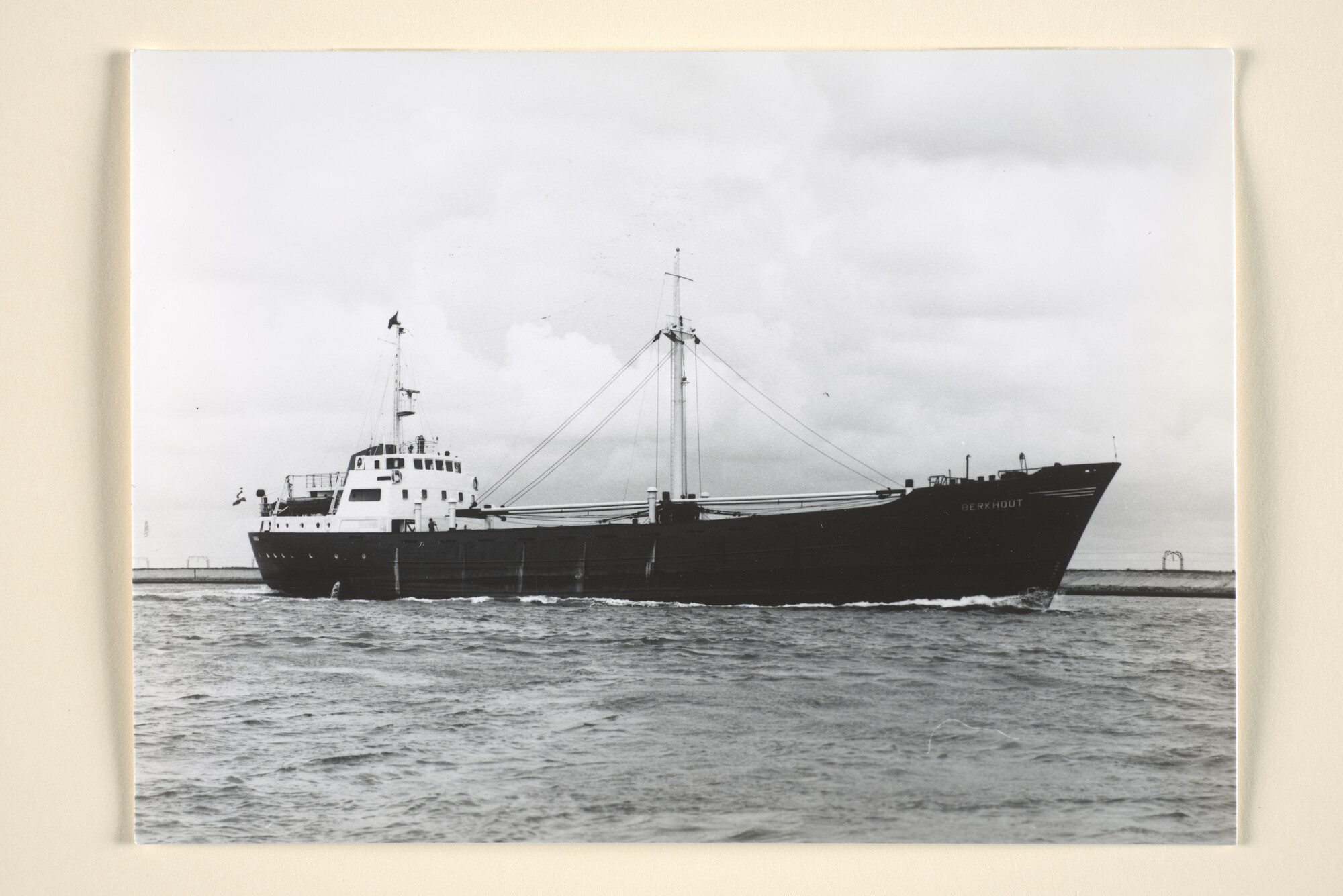 1996.1054; De coaster ms. Berkhout (gebouwd als Nehim II) van de Ned. Houtimport [...]; foto