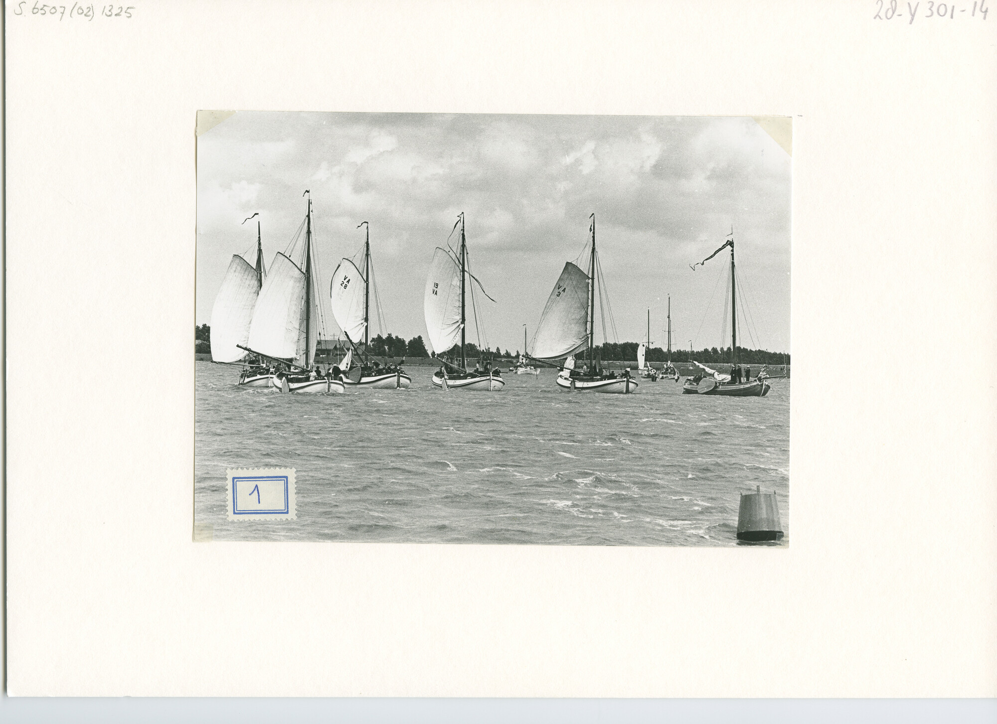 S.6507(02)1325; Zwart-wit foto van de reünie van ronde en platbodemjachten te Lemmer: admiraalzeilen; foto