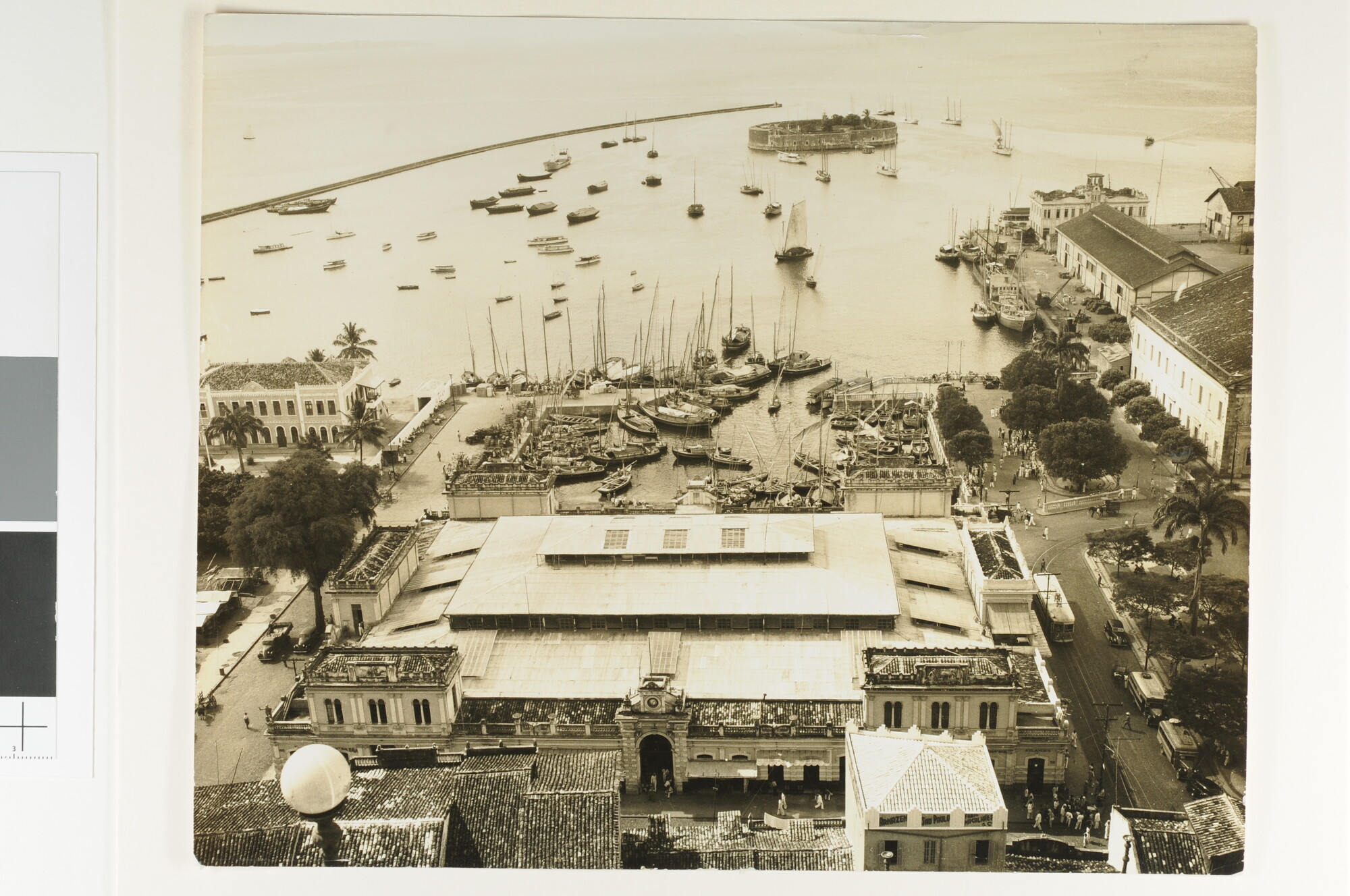 S.5647(155); Gezicht op de haven en markt van Bahia (Brazilië); foto