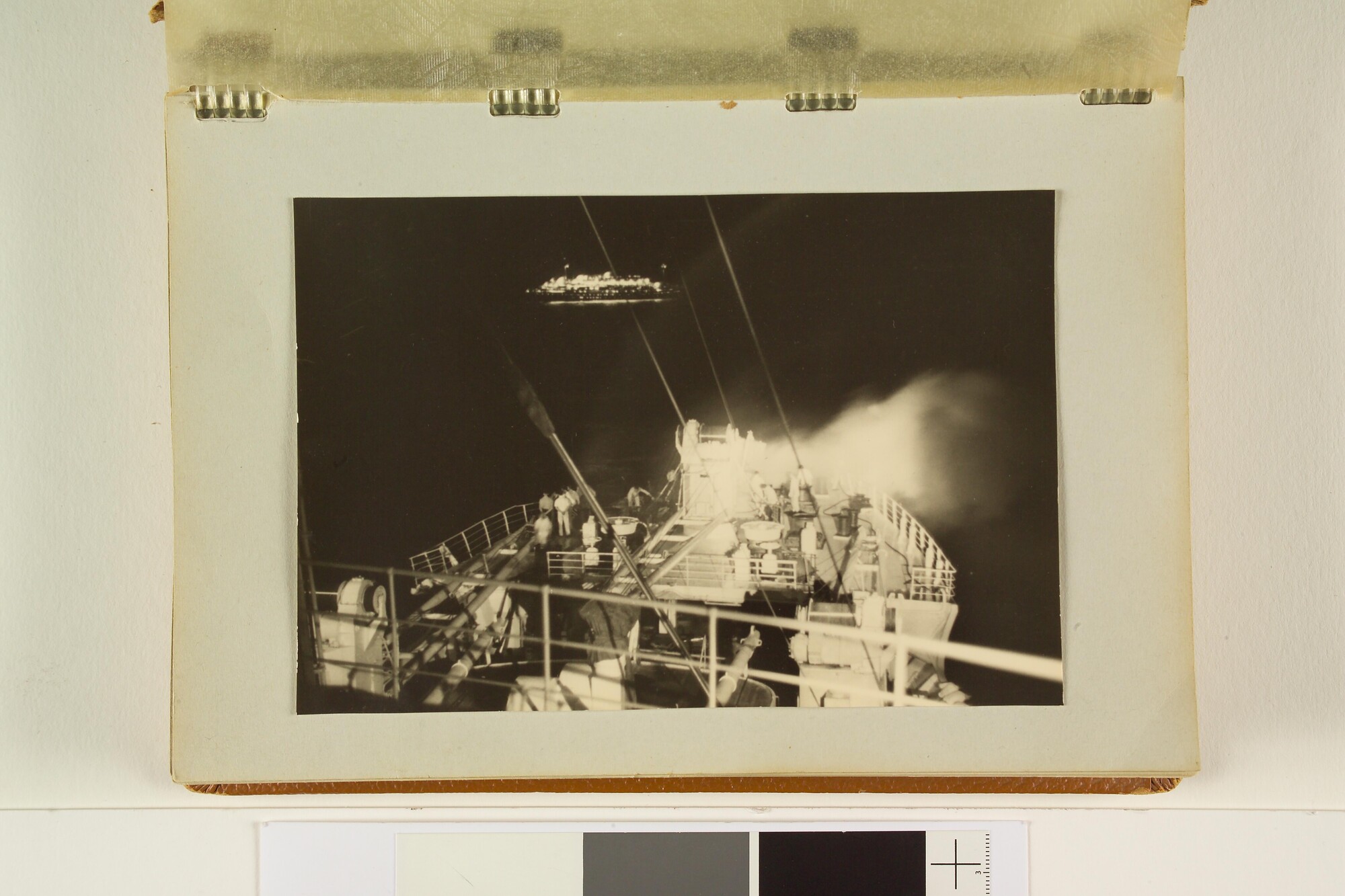 2005.2371; Fotoalbum van de Oranje, na de aanvaring in 1953 met de Willem Ruys; fotoalbum