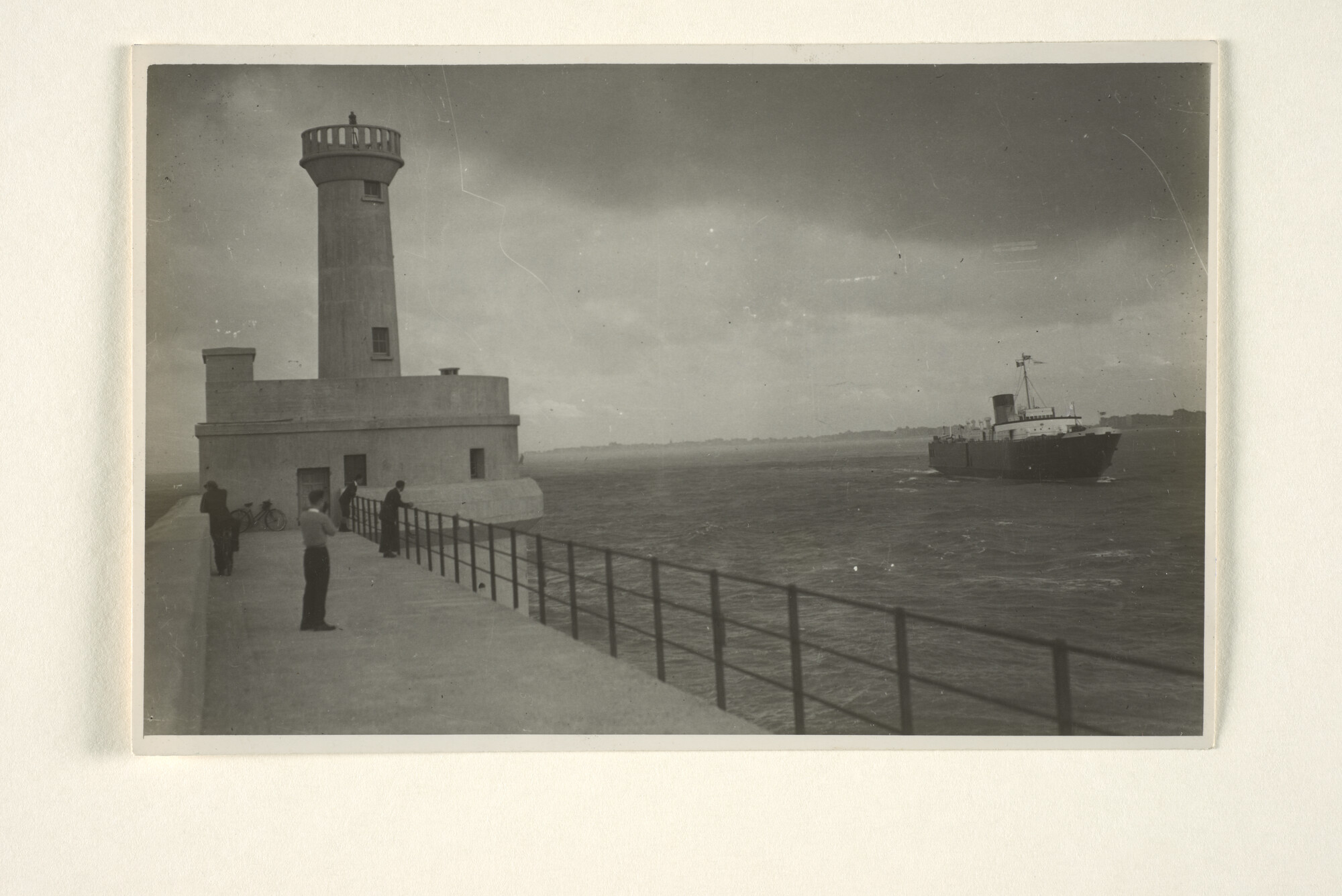 1997.1208; Een van de havenhoofden van de haven van Zeebrugge; foto