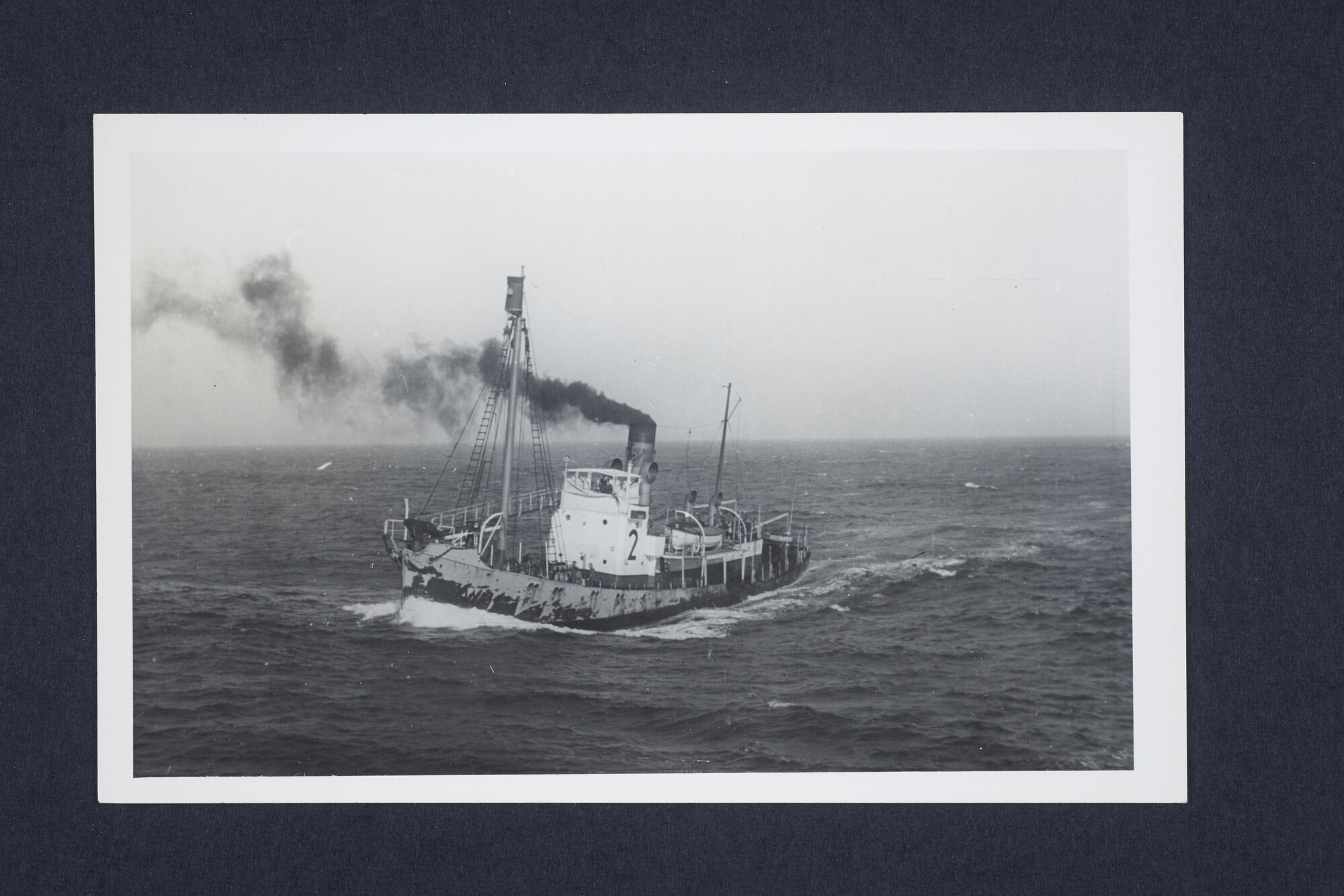 2016.2611; Zwart-wit foto van de walvisjager AM 2 op zee; foto