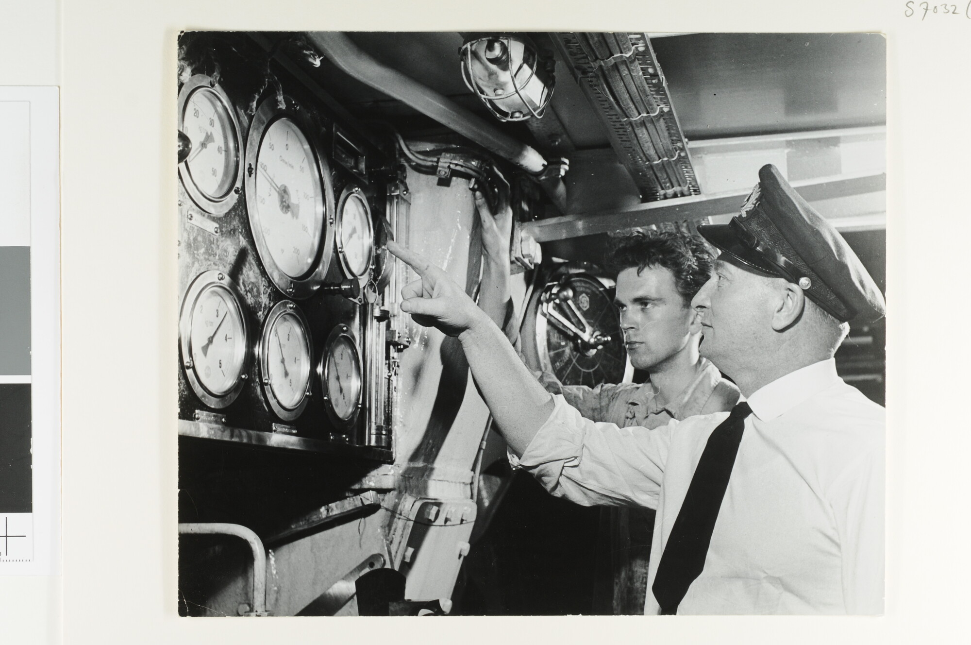 S.7032(060); Geposeerde opnames van het leven aan boord tijdens een reis met het vrachtschip ms. 'Witmarsum' van de NV; fotoreportage