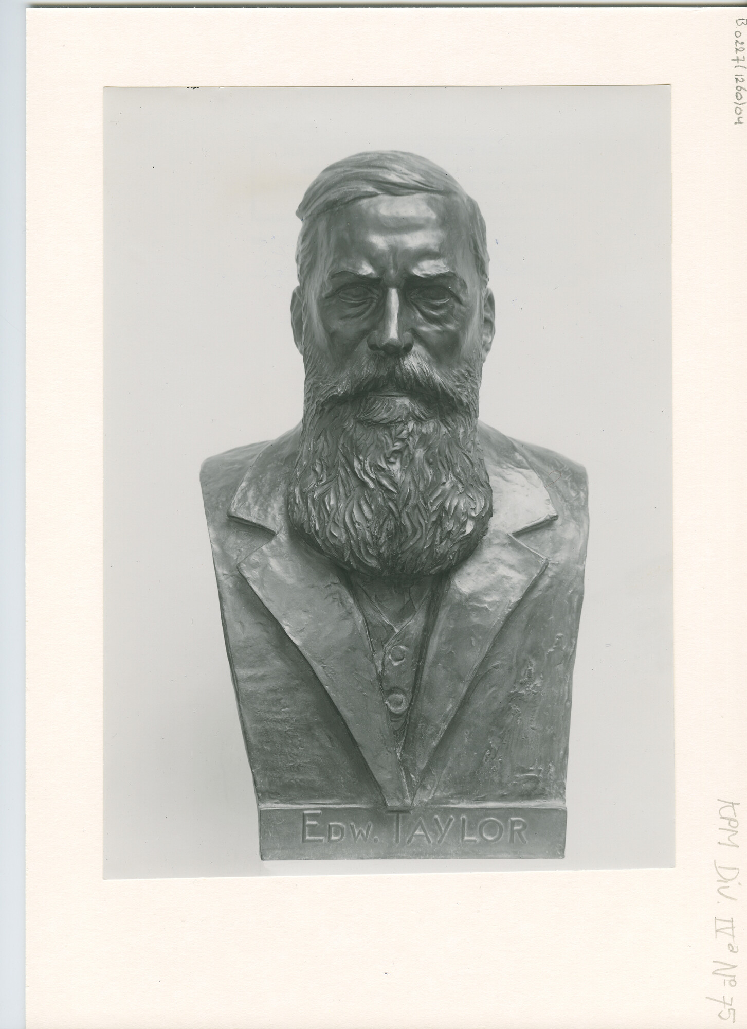 B.0227(1260)04; Foto van het borstbeeld van E.G. Taylor; foto