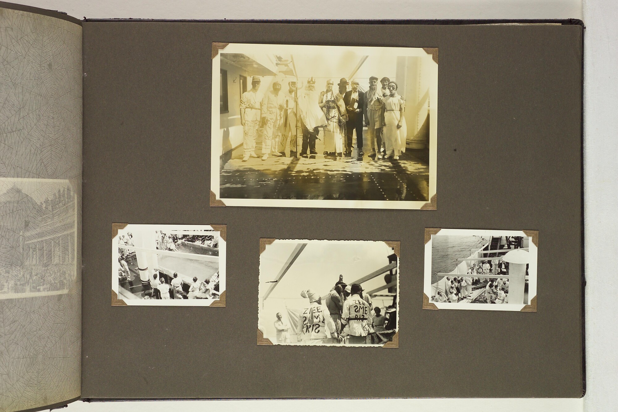 S.5548(091); Persoonlijk album van J.D. van Schooten met foto's aan boord van het ss. Tjikini; fotoalbum