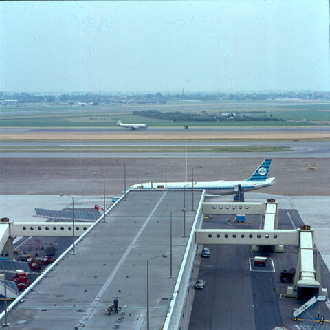 S.9100(2810); Dia nieuwe complex luchthaven Schiphol, luchtbrug; diapositief