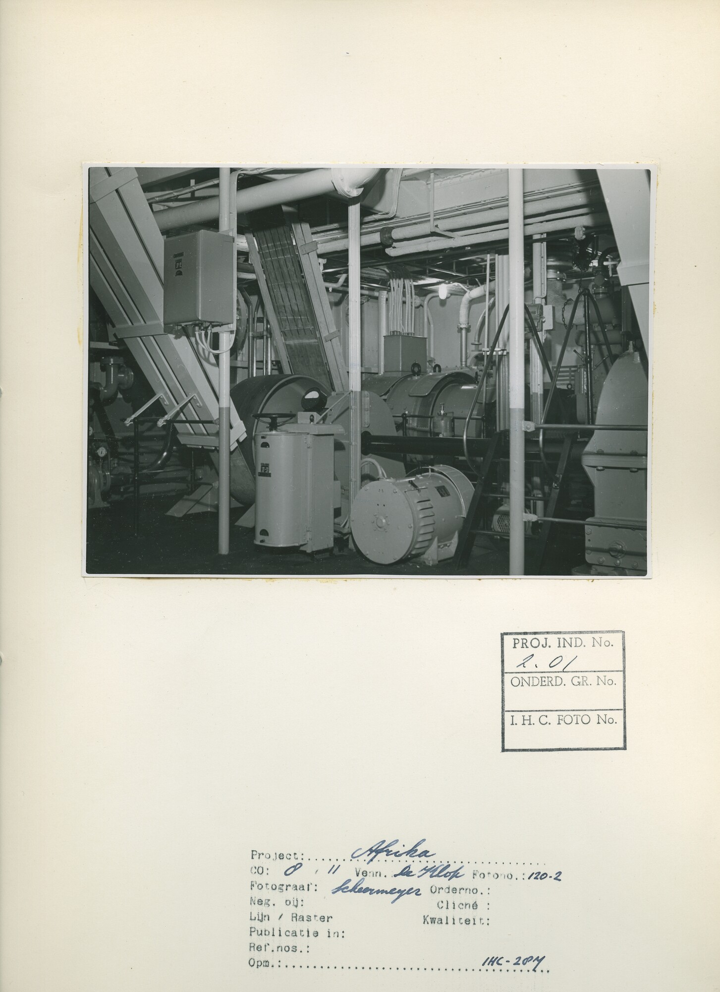S.6268(53)06; Blad met foto van de emmerbaggermolen Afrika; foto