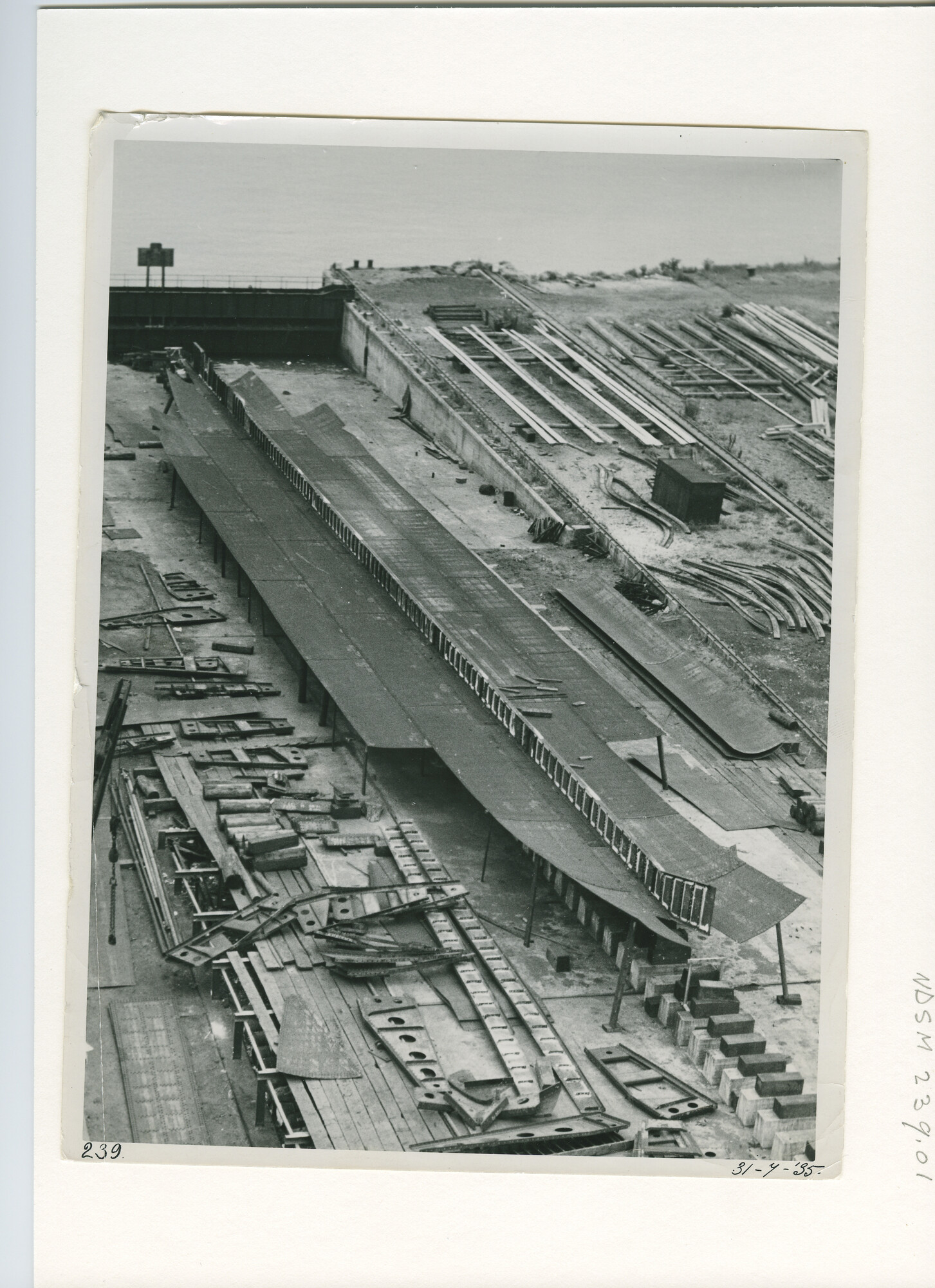 S.5444(1221)01; Foto van het vrachtschip ms. Kosarev in aanbouw bij de NSM; foto