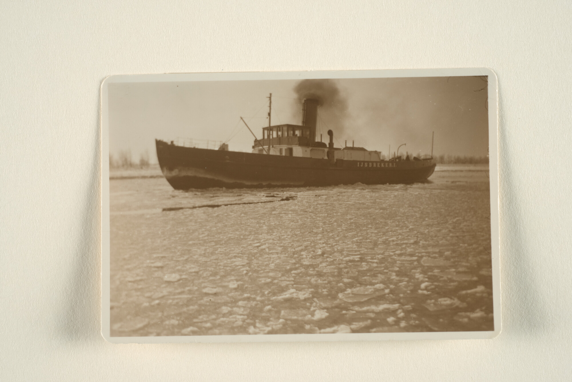 1996.3438; De ijsbreker IJsbreker II van de Vereniging Algemene Scheepvaart Belangen [...]; foto