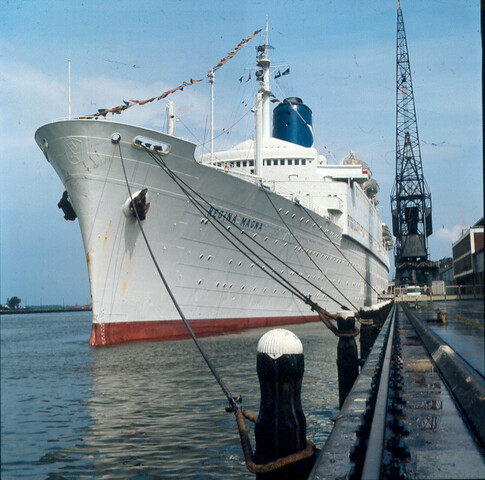 S.9100(6973); Dia van het Griekse cruiseschip ss. Regina Magna (ex- Bremen van de [...]; diapositief