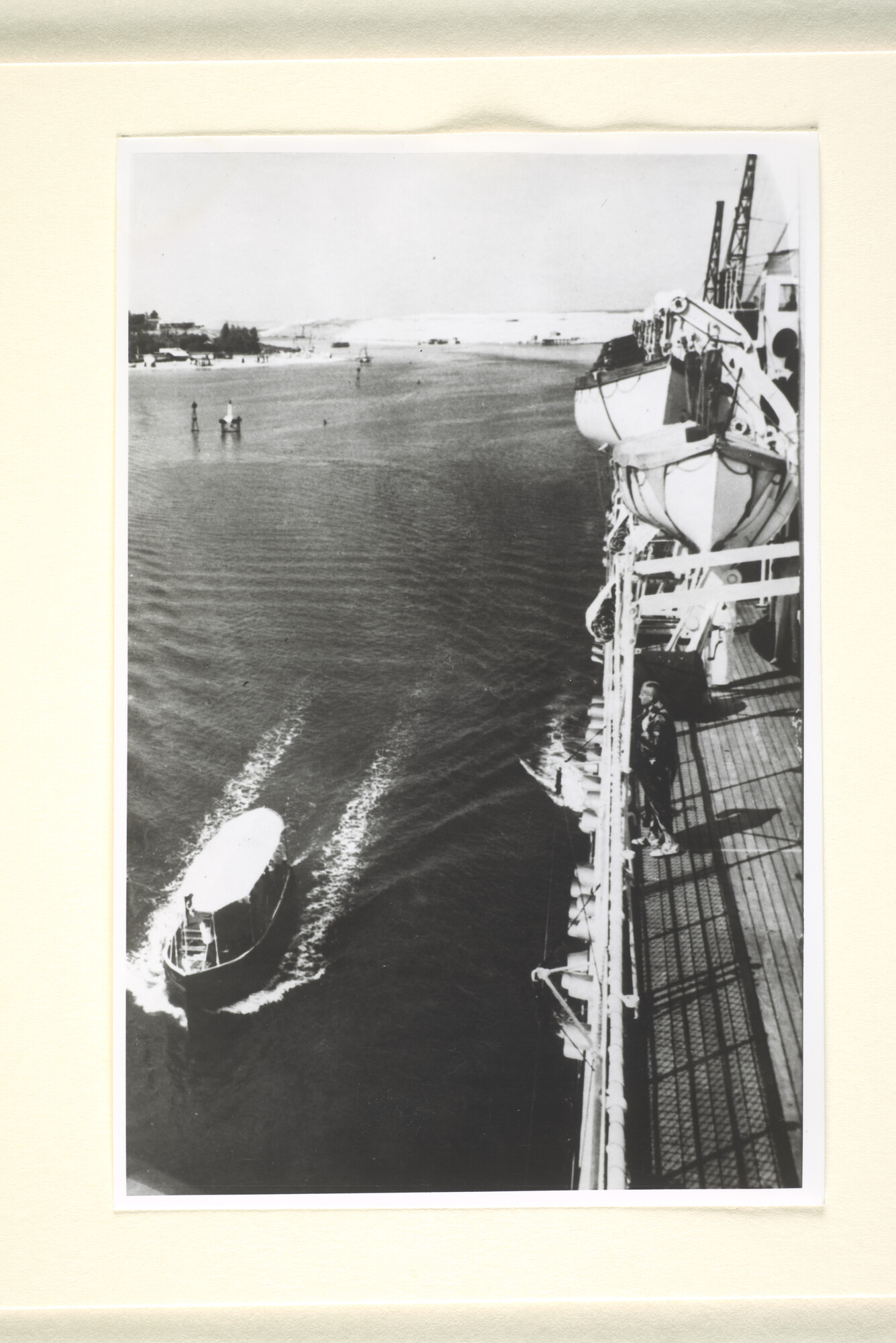 1997.1281; Het Suezkanaal bij Ismaïlia gezien vanaf het passagiersschip ms. 'Oranje'; foto