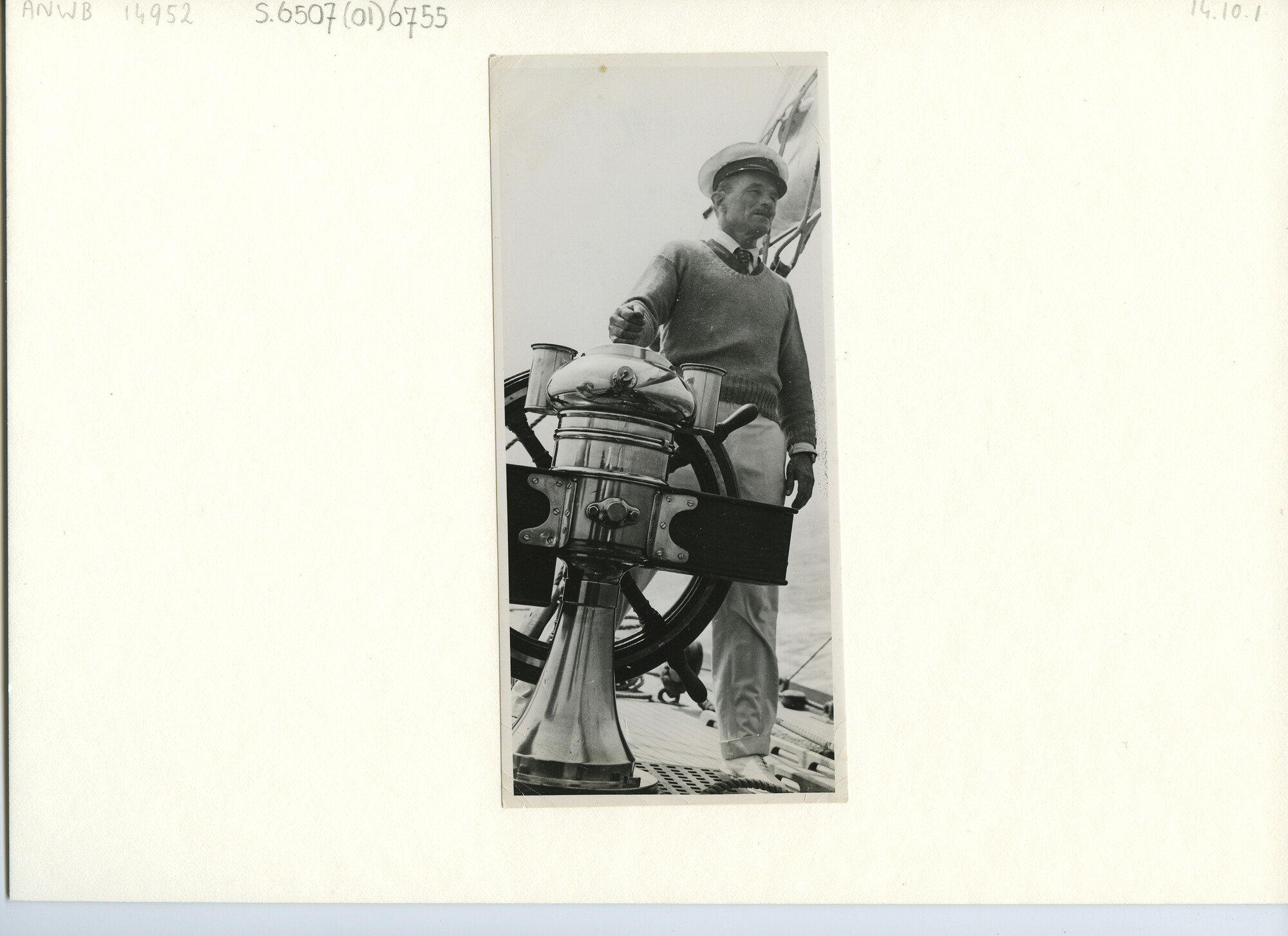 S.6507(01)6755; Foto van man aan stuurwiel van schip; foto
