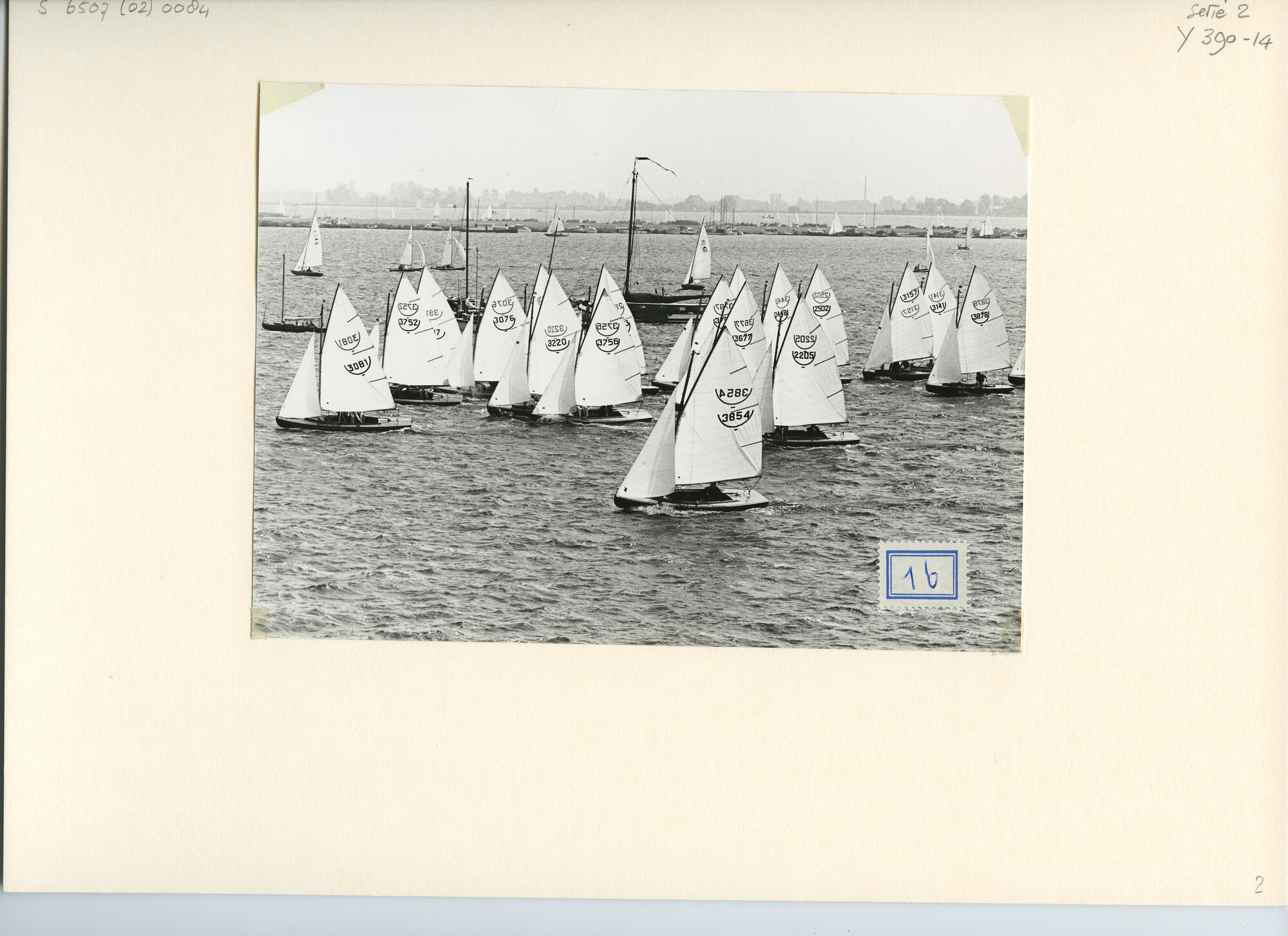 S.6507(02)0084.01; Zwart-wit foto van de 16m² klasse tijdens de Sneekweek 1970; foto