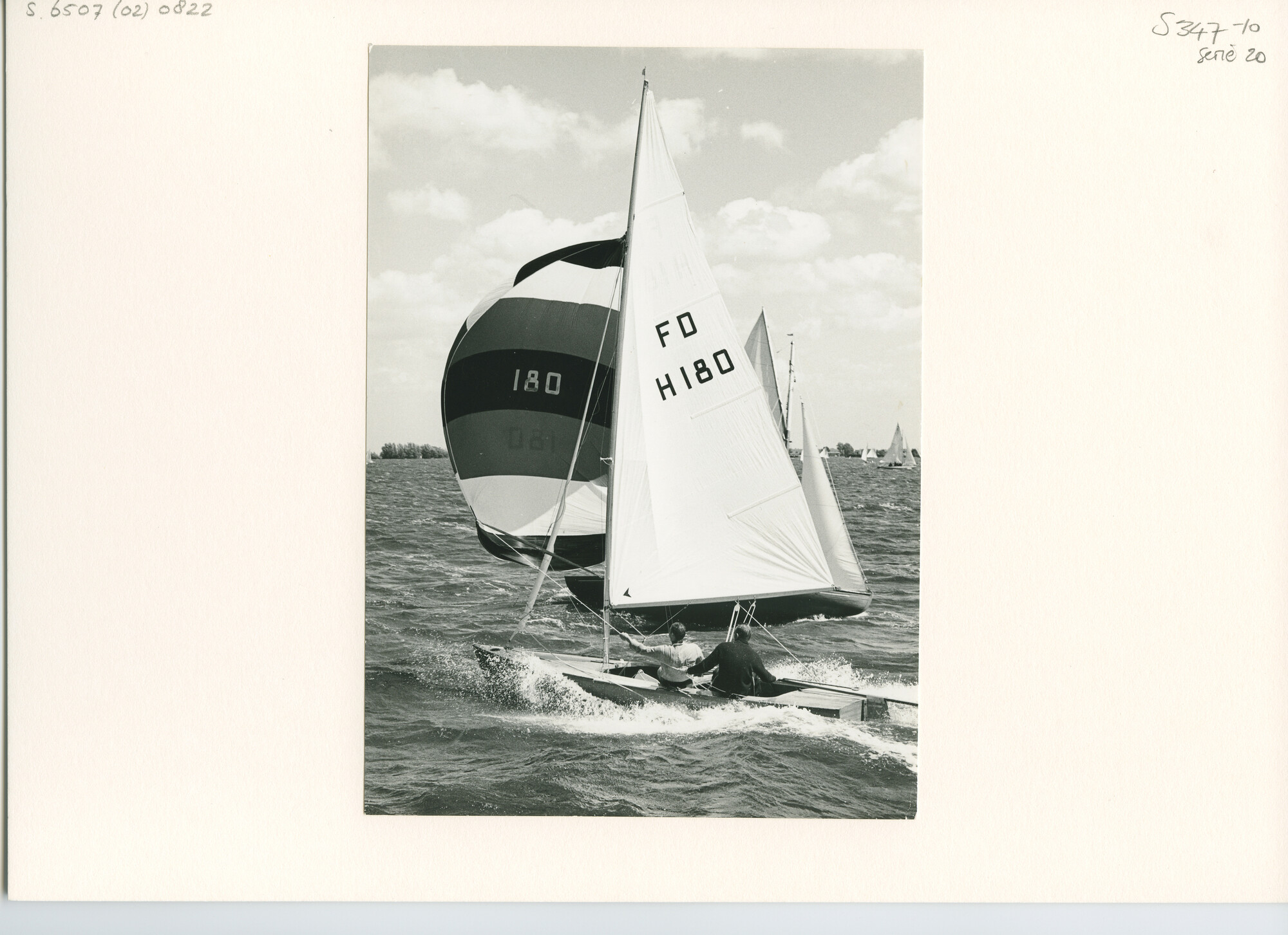 S.6507(02)0822.03; Zwart-wit foto van de FD-klasse op de Westeinderplassen bij flinke wind; foto