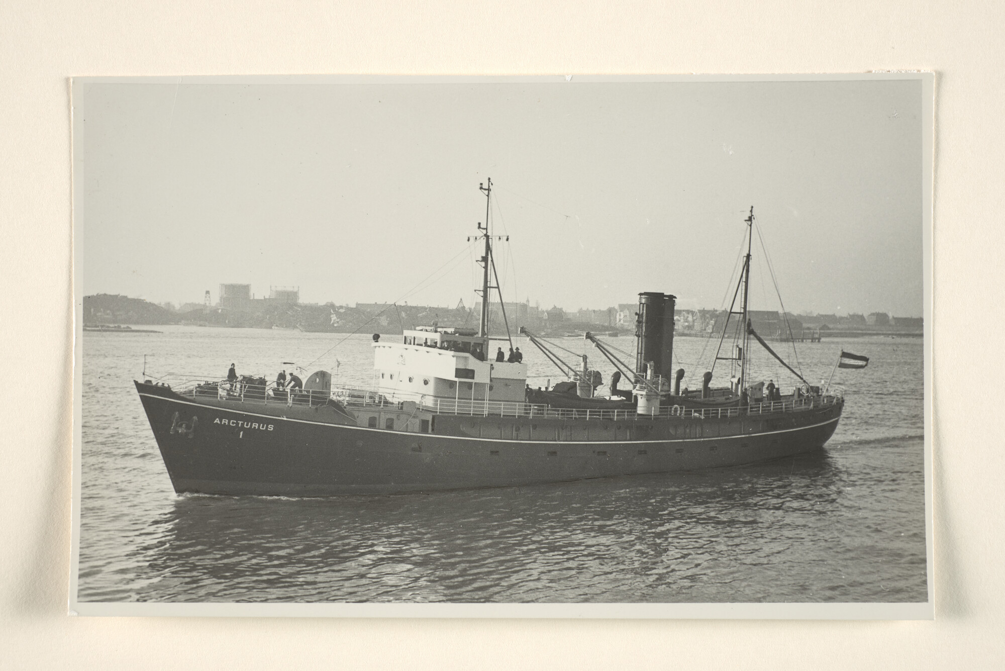 1995.1642; Het loodsvaartuig ss. 'Arcturus' (1) varende op de Nieuwe Waterweg; foto